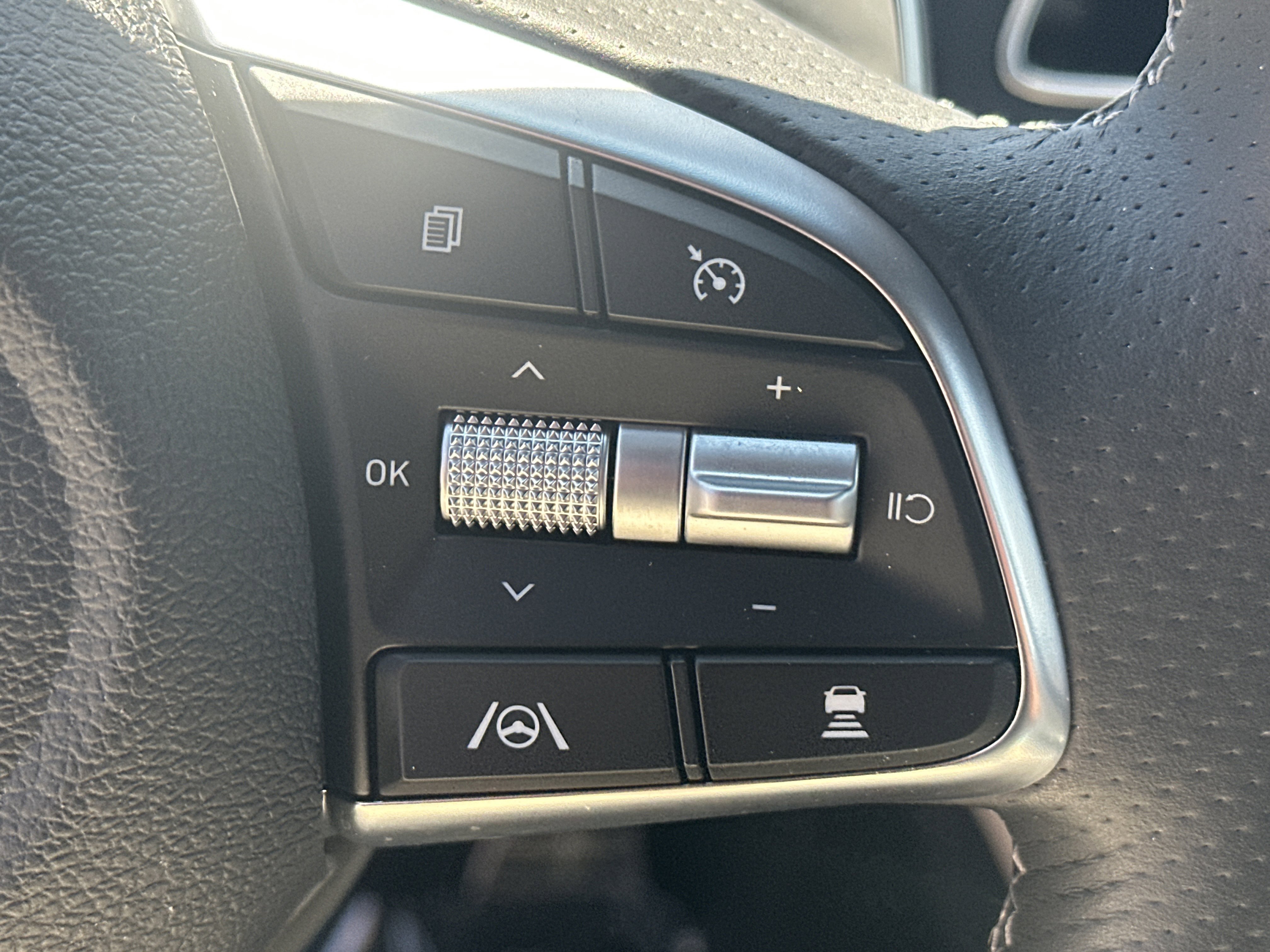 Certified 2023 Genesis G70 2.0T w/ Sport Prestige Package image 19