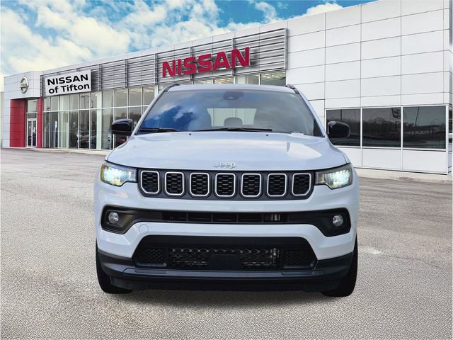 Used 2025 Jeep Compass Latitude AWD/4WD image 2