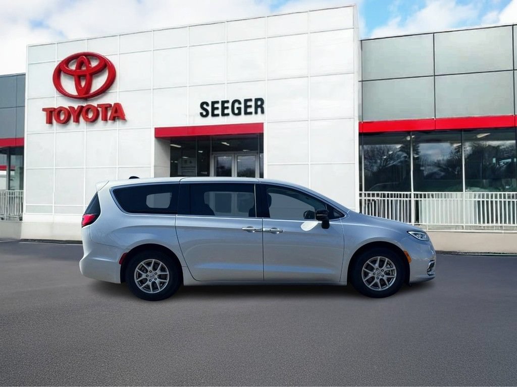 Used 2024 Chrysler Pacifica Touring-L video 2