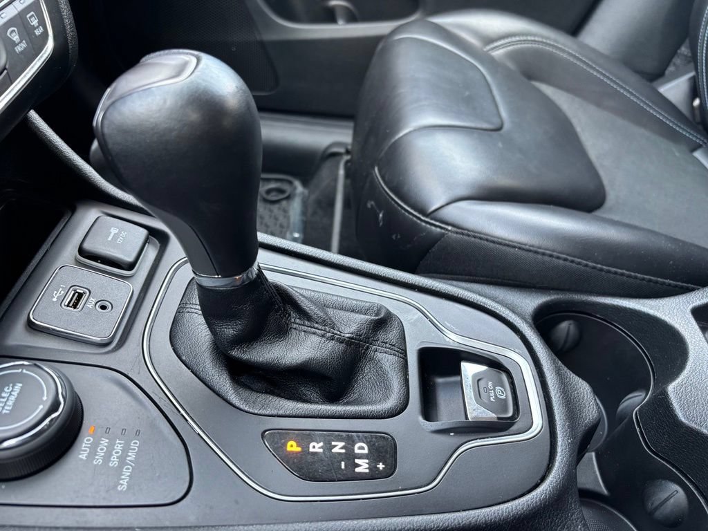 Used 2019 Jeep Cherokee Latitude Plus w/ Cold Weather Group AWD/4WD image 35