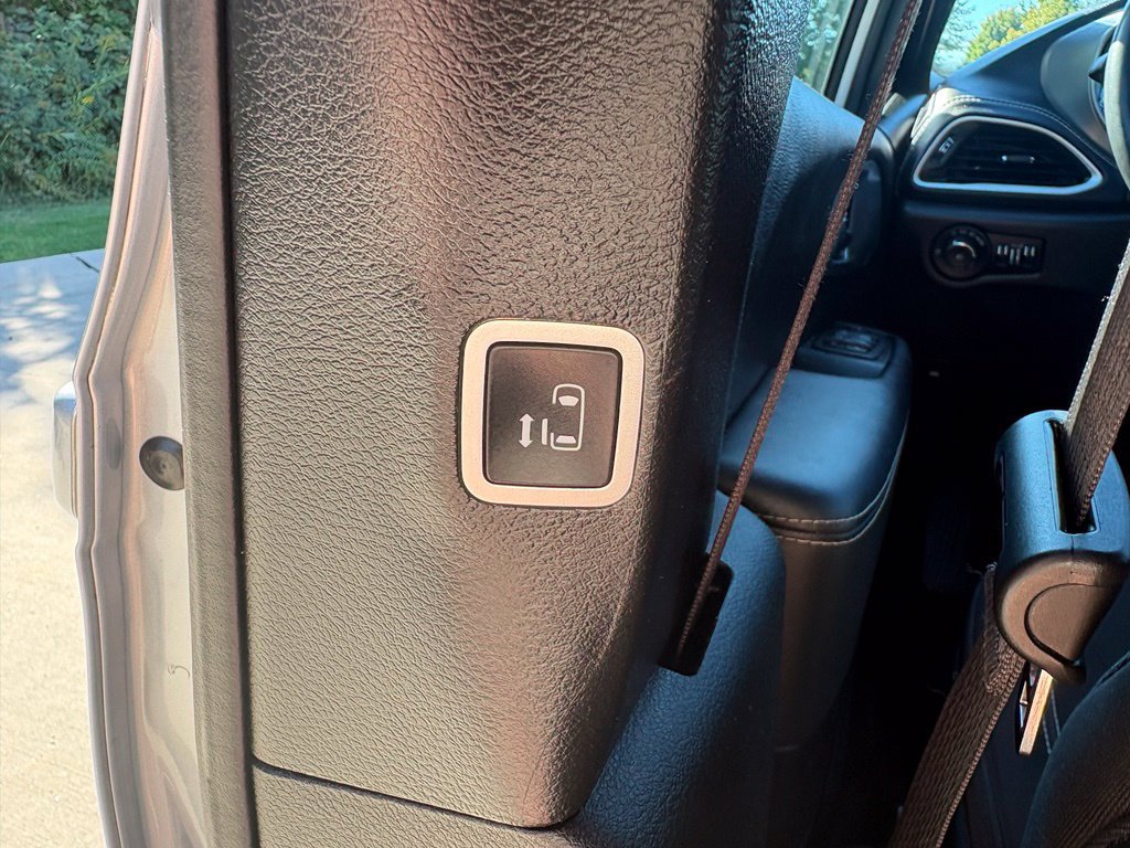 Used 2023 Chrysler Pacifica Touring FWD image 37