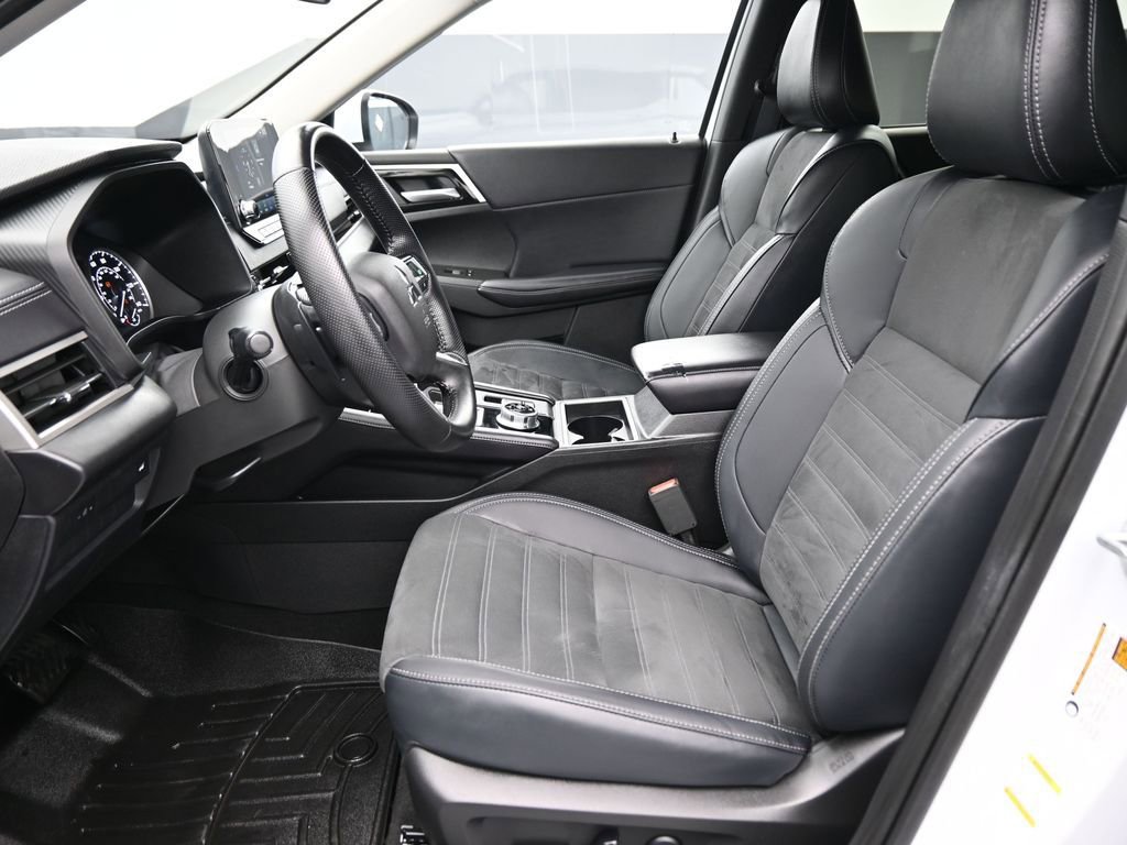 Used 2024 Mitsubishi Outlander SE image 13