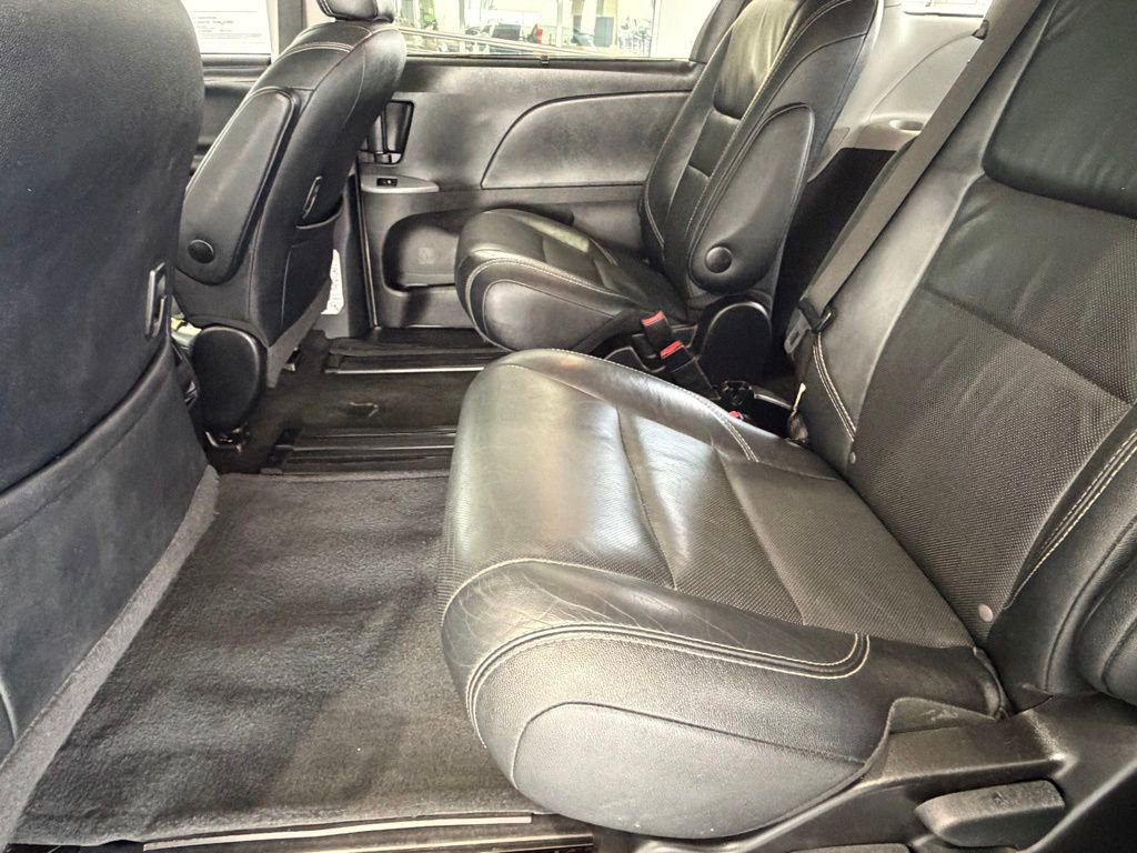 Certified 2017 Toyota Sienna SE w/ SE Preferred Package FWD image 33