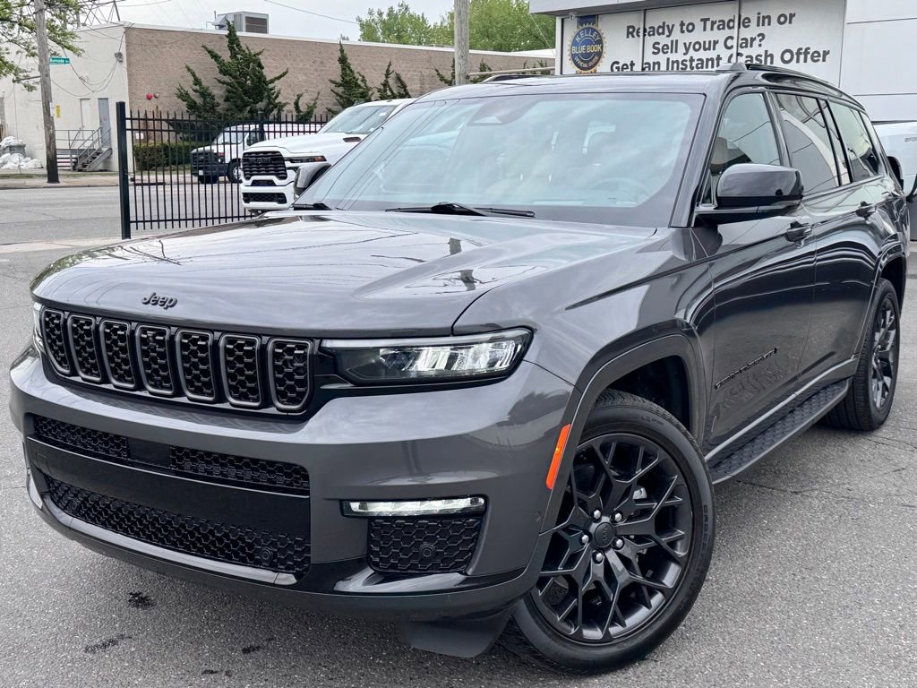 Used 2025 Jeep Grand Cherokee L Summit w/ Advanced Protech Group IV AWD/4WD image 3