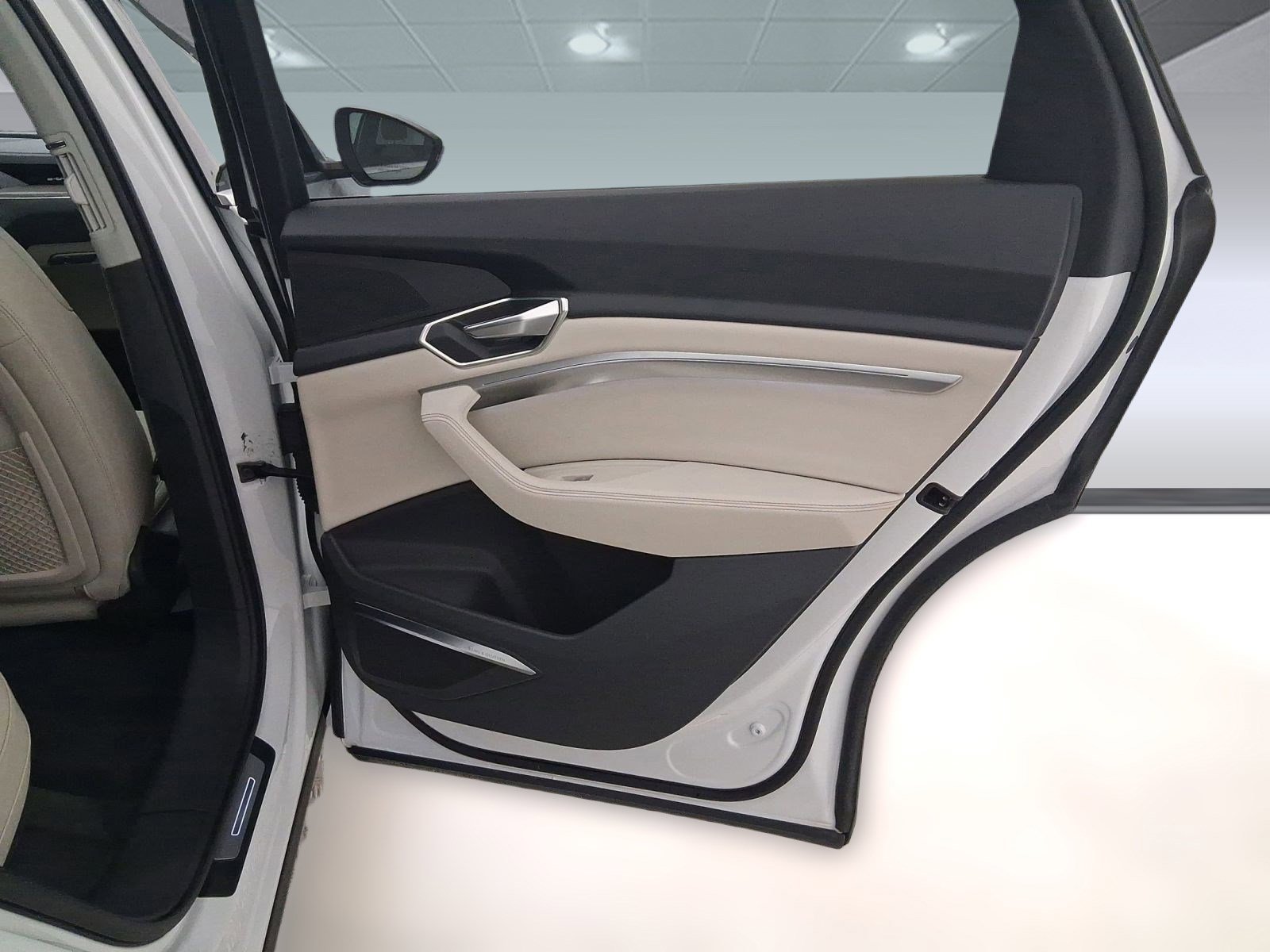 Certified 2024 Audi Q8 e-tron Premium Plus w/ Premium Plus Package image 32