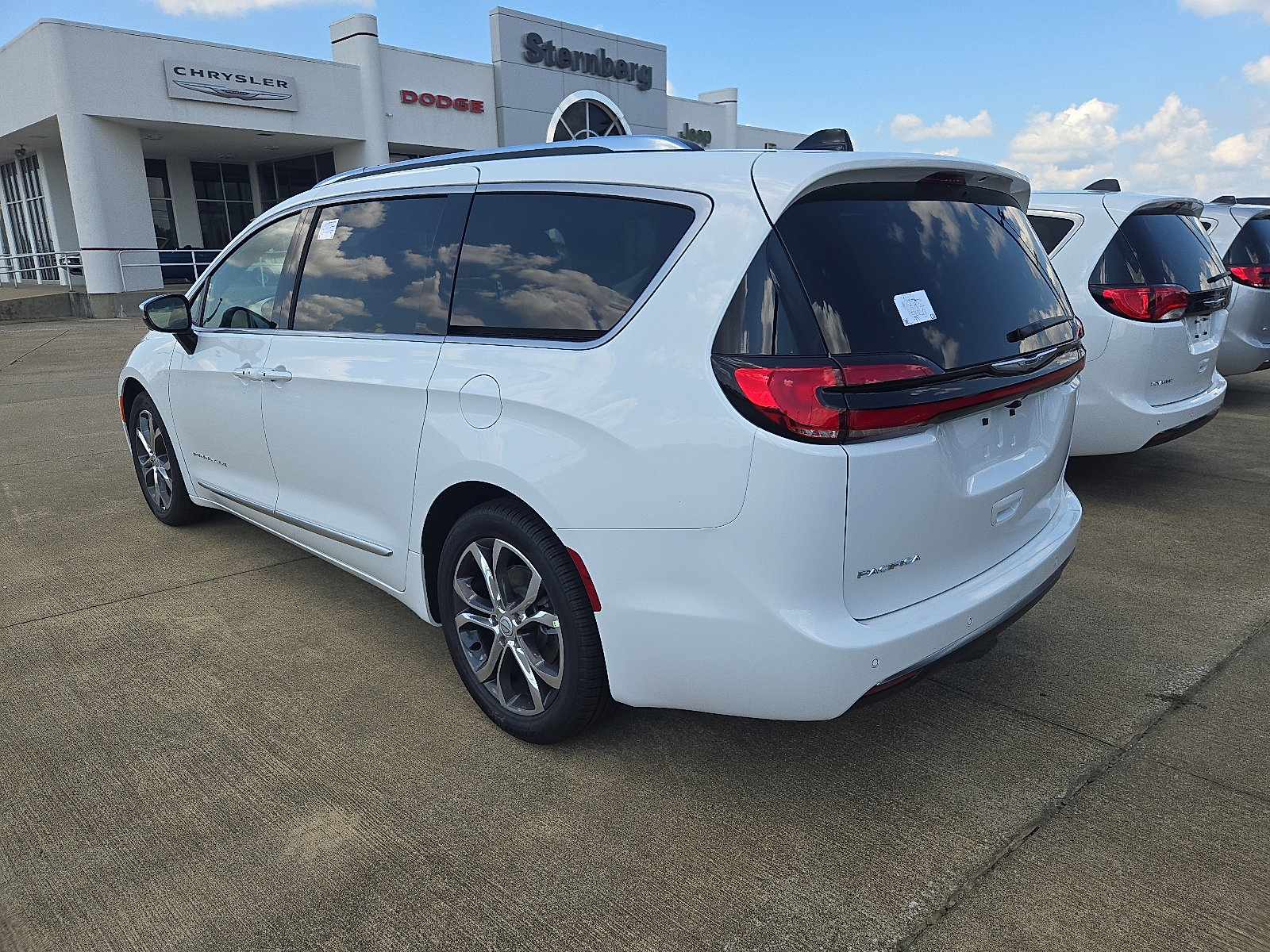 New 2026 Chrysler Pacifica Pinnacle image 3