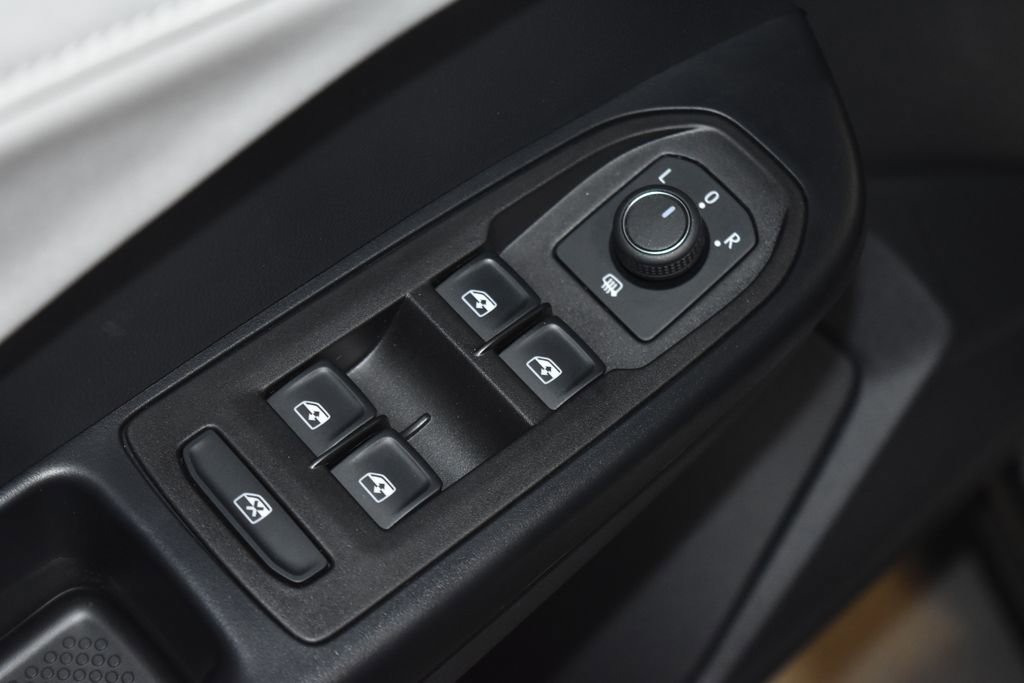 Certified 2025 Volkswagen Taos SE w/ Panoramic Sunroof Package image 5