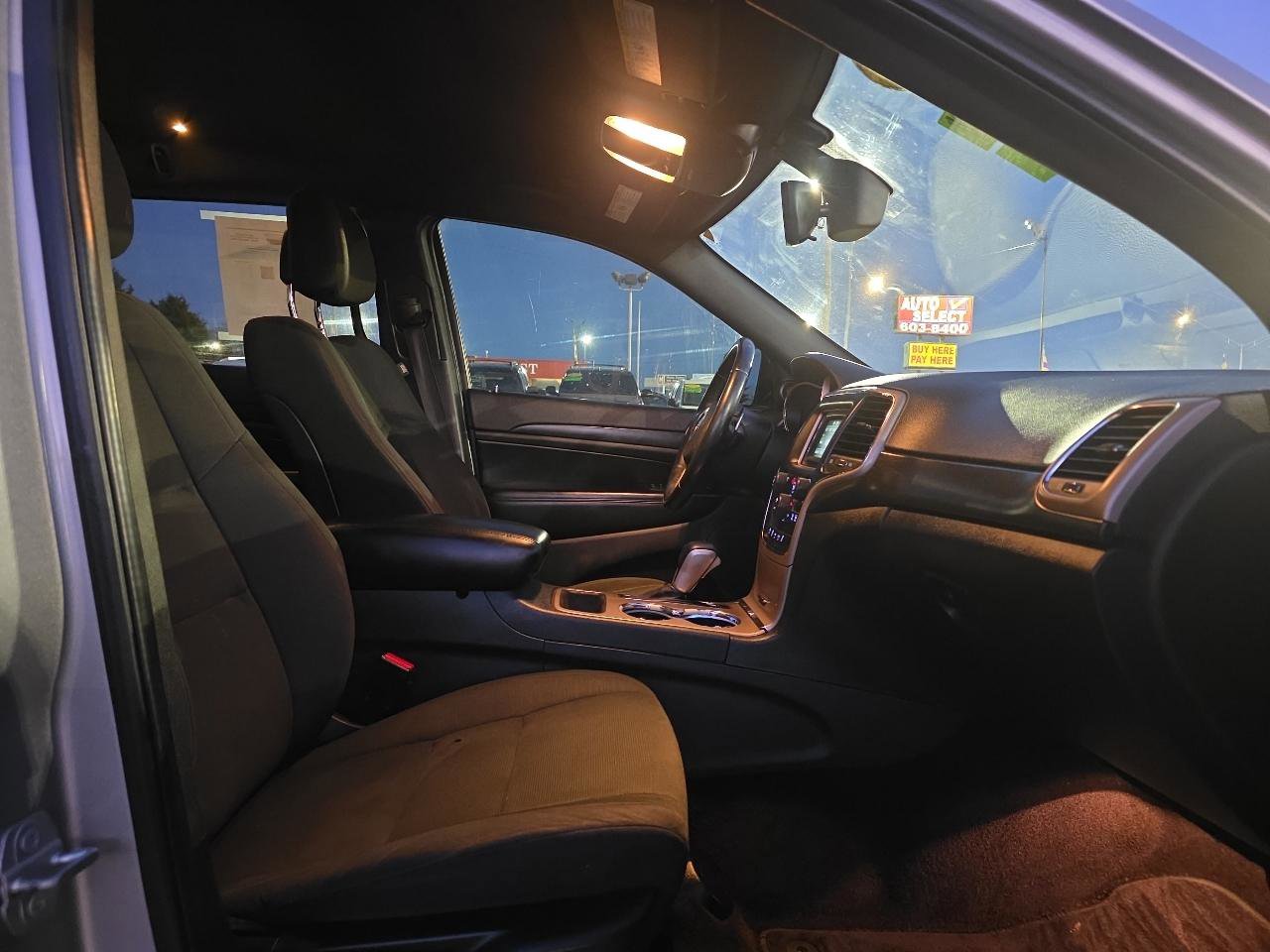 Used 2017 Jeep Grand Cherokee Laredo w/ Quick Order Package 2BE image 19