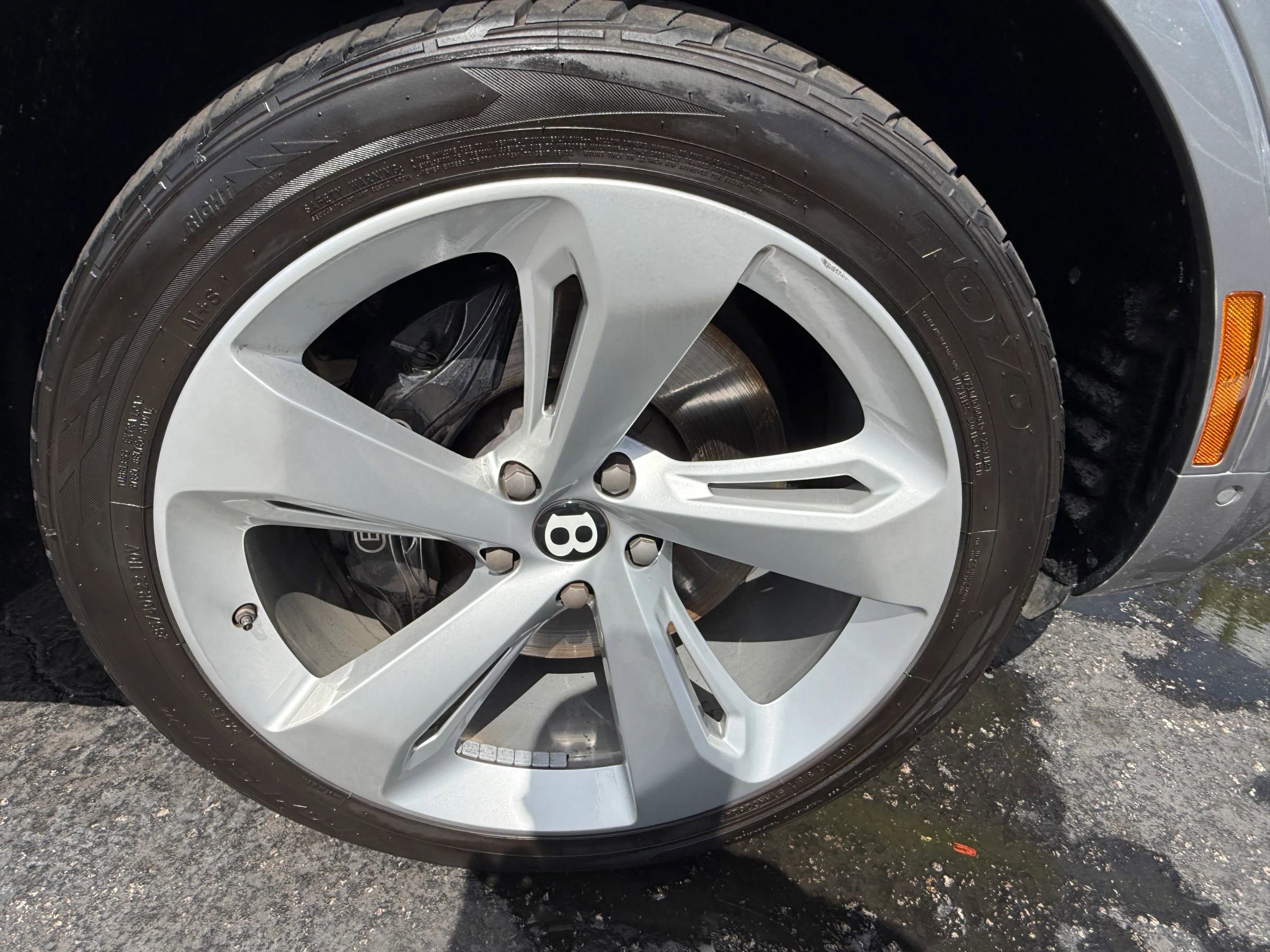 Used 2018 Bentley Bentayga Onyx Edition AWD/4WD image 39