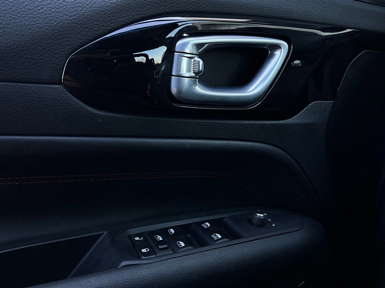 Used 2025 Jeep Compass Trailhawk image 19