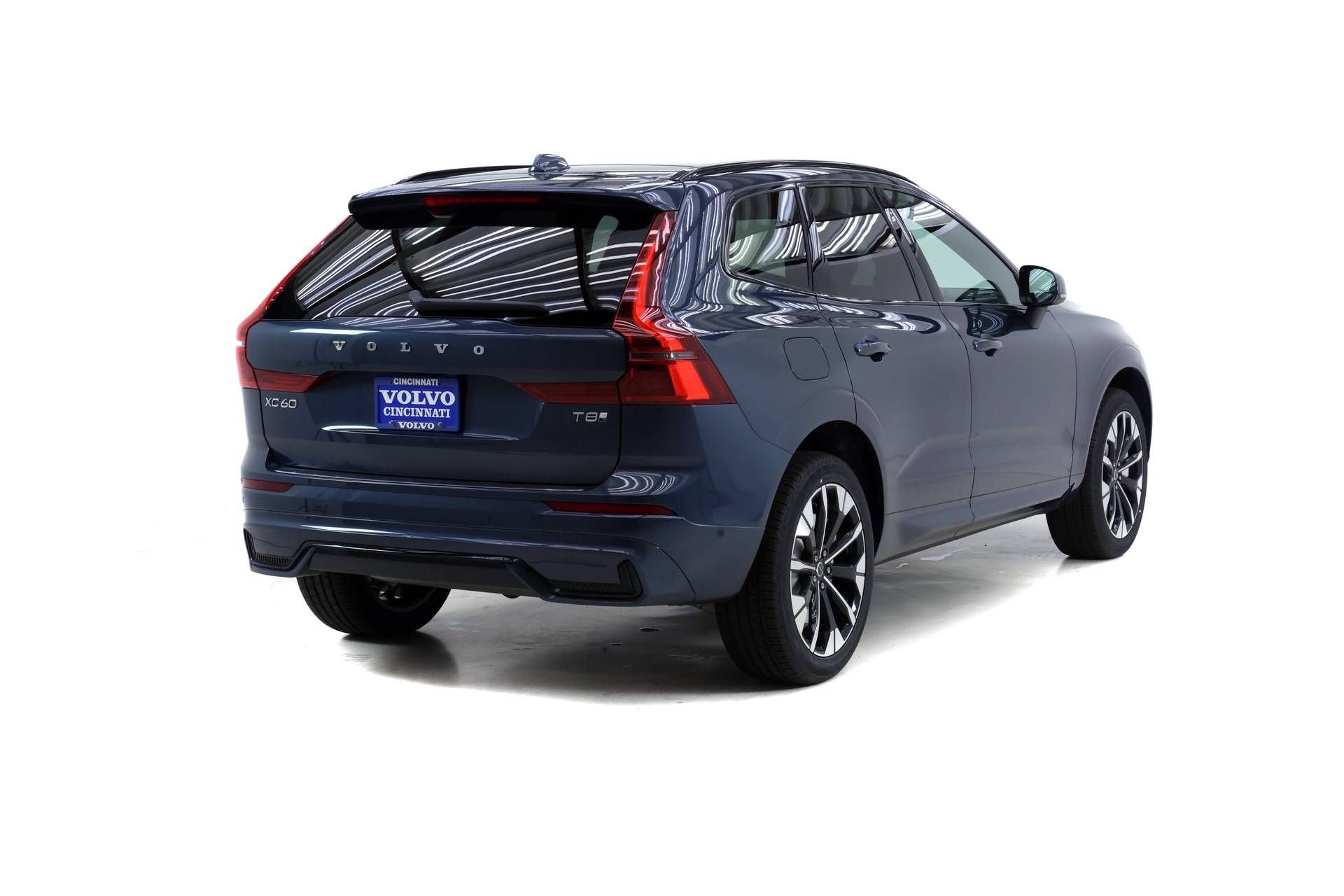 New 2026 Volvo XC60 T8 Plus w/ Climate Package PRO AWD/4WD image 4