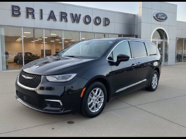 Used 2025 Chrysler Pacifica Select