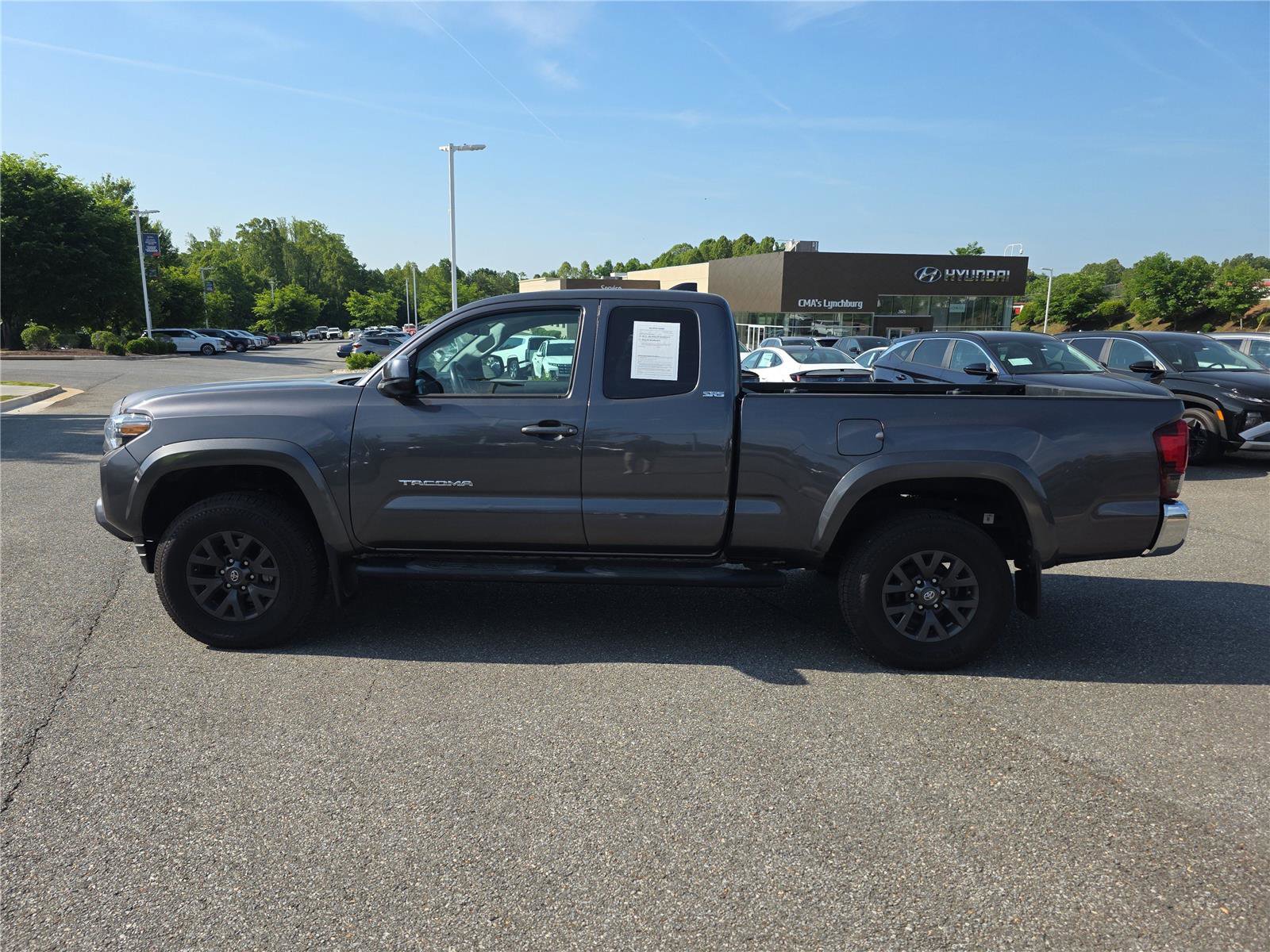Used 2022 Toyota Tacoma SR5 w/ SR5 Appearance Package (SM) AWD/4WD image 8