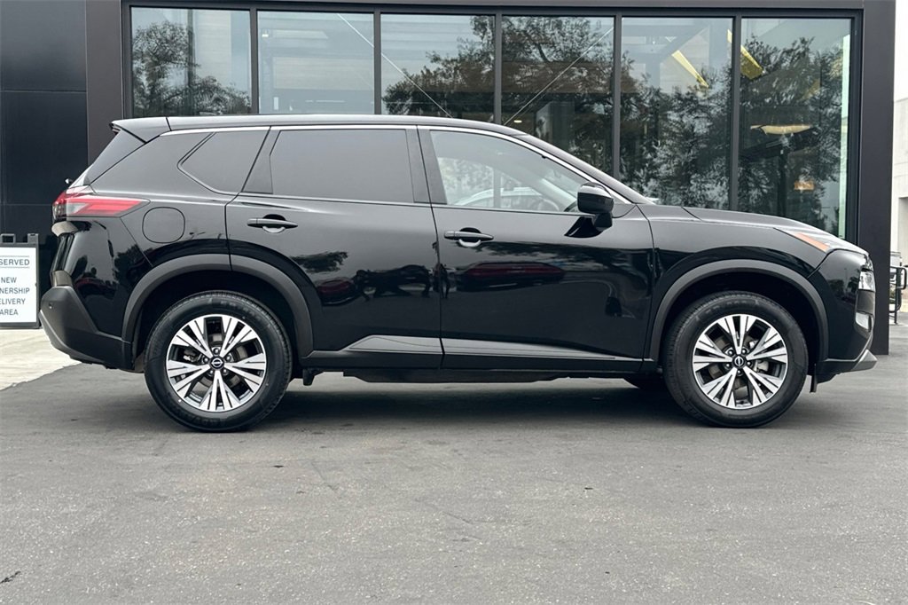 Used 2023 Nissan Rogue SV image 4