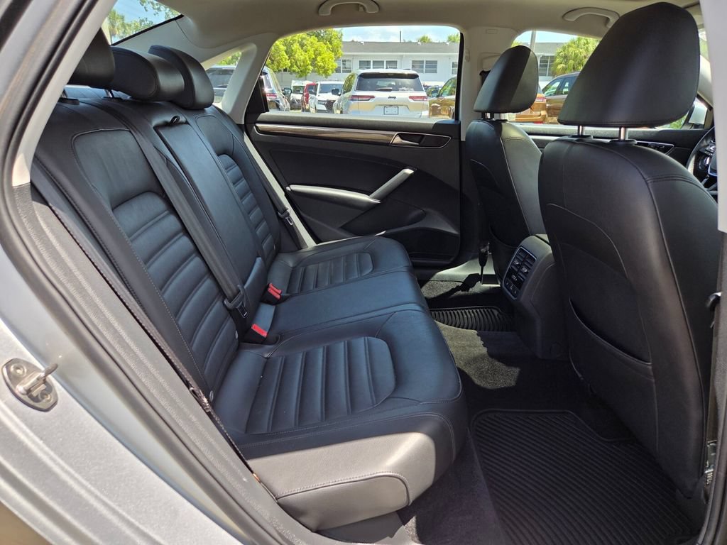 Used 2018 Volkswagen Passat 2.0T SEL Premium FWD image 17