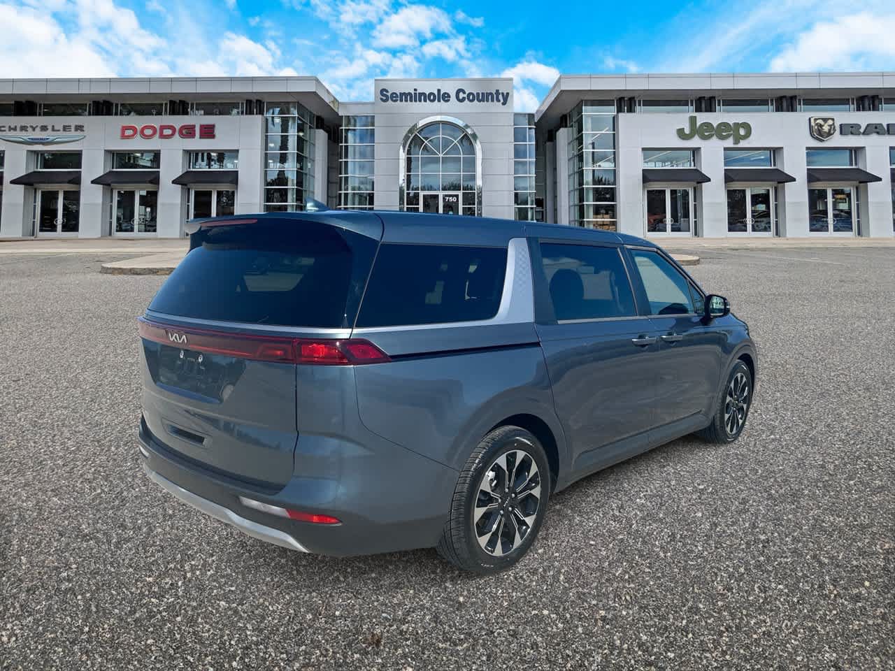 Used 2024 Kia Carnival EX FWD image 8