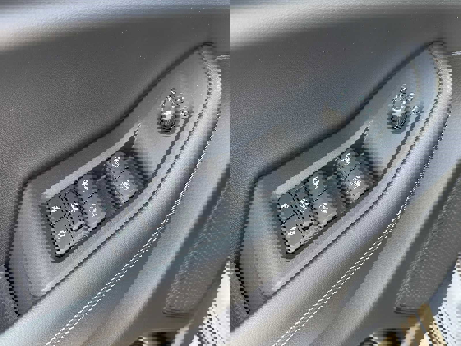 New 2025 Jeep Grand Cherokee Laredo w/ Luxury Tech Group I AWD/4WD image 7