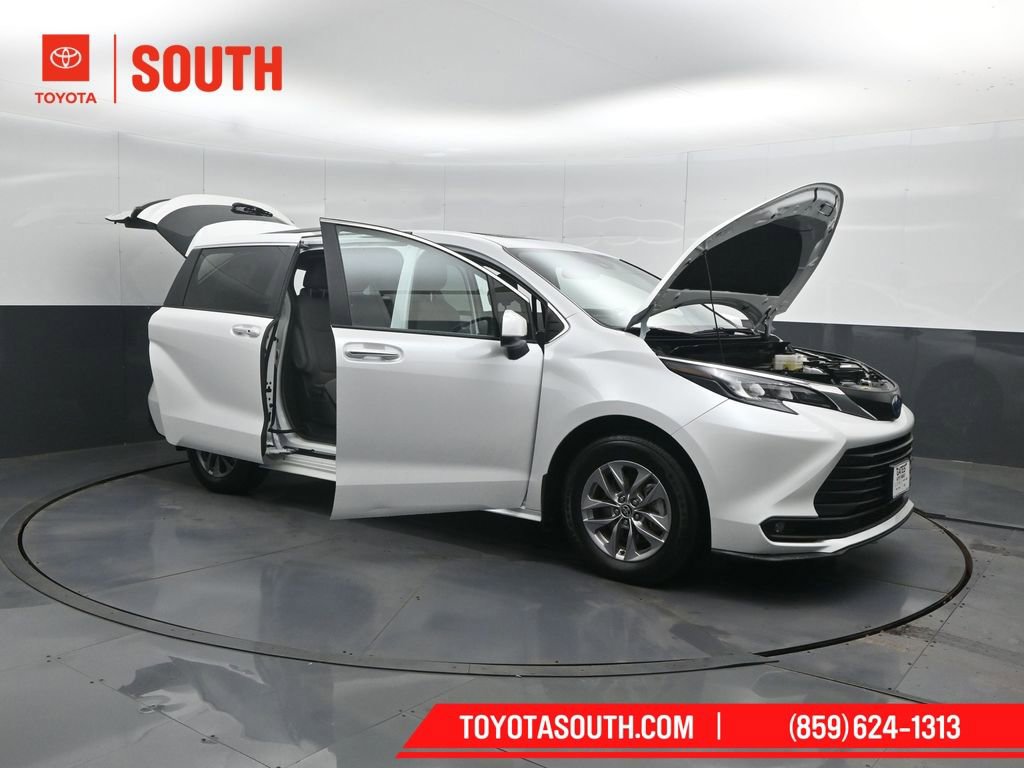 Used 2025 Toyota Sienna XLE FWD image 62