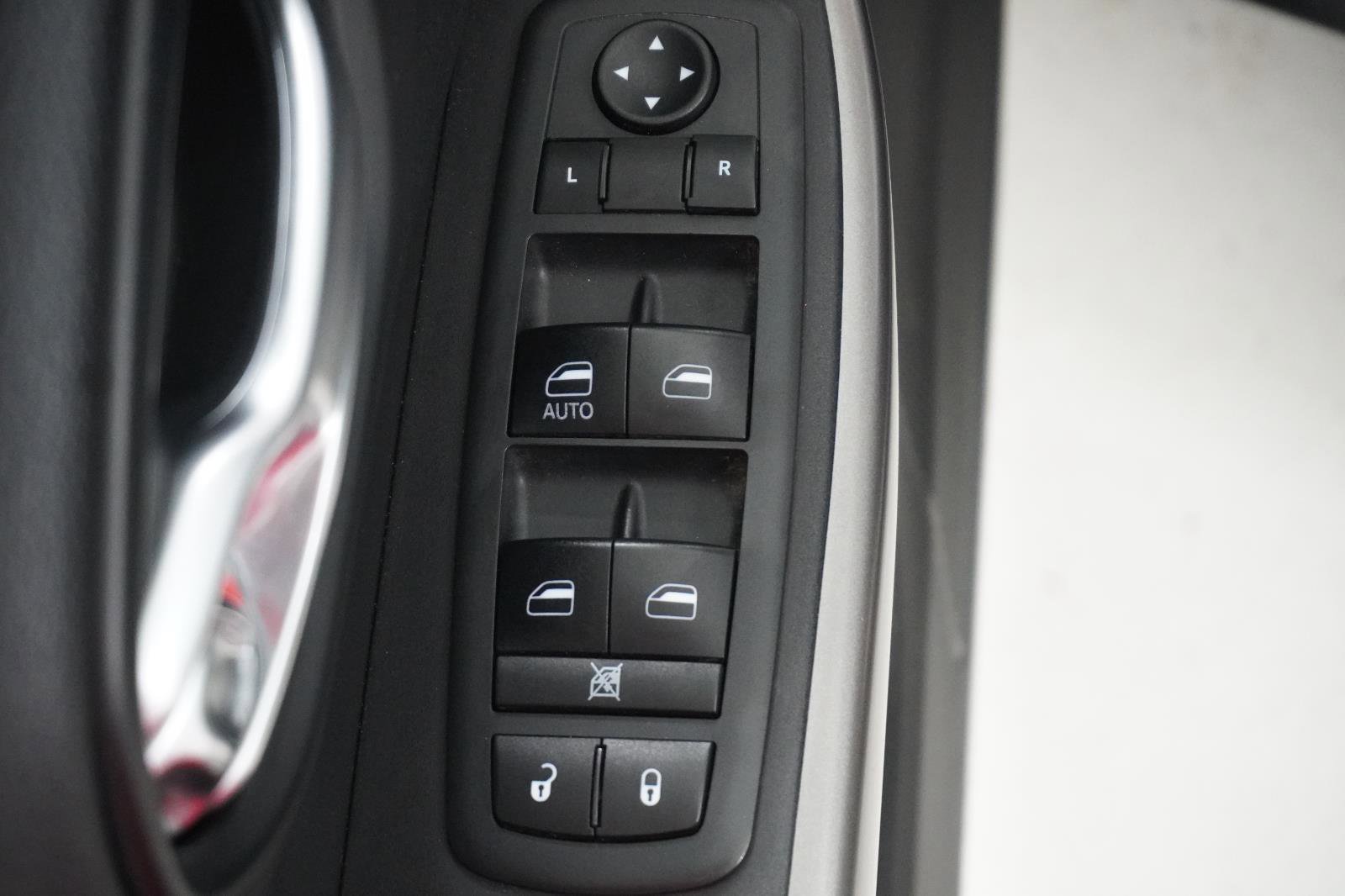 Used 2019 Jeep Cherokee Latitude w/ Popular Appearance Group image 13