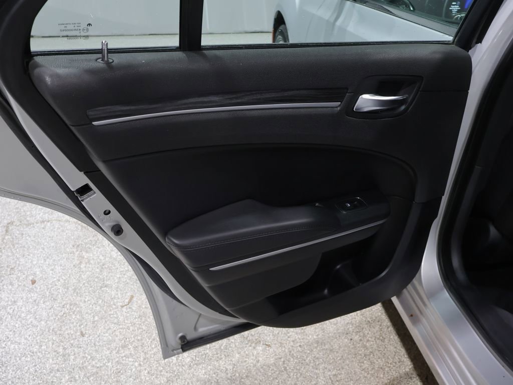 Used 2019 Chrysler 300 Touring image 19