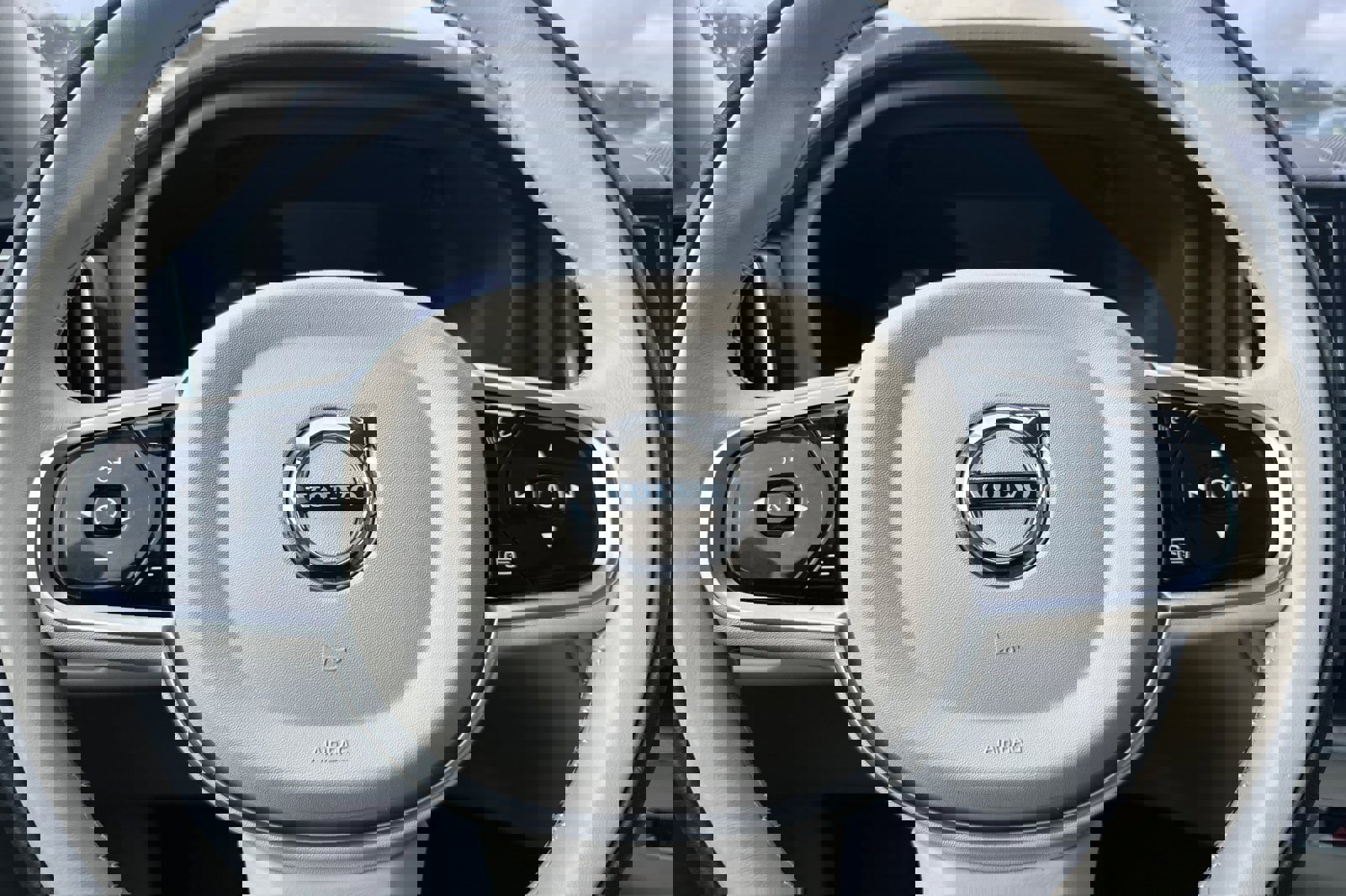 Certified 2025 Volvo XC60 T8 Ultra w/ Protection Package Premier image 27