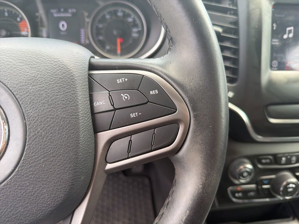 Used 2019 Jeep Cherokee Latitude w/ Cold Weather Group AWD/4WD image 17