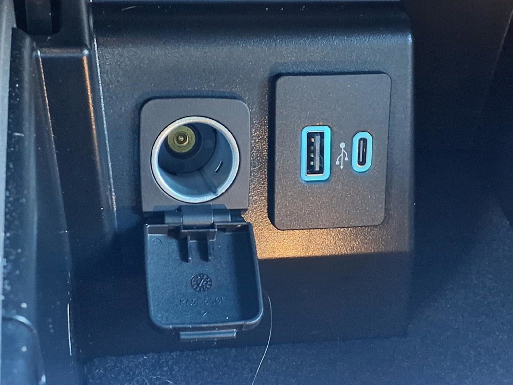 Used 2024 Ford Explorer XLT RWD image 9