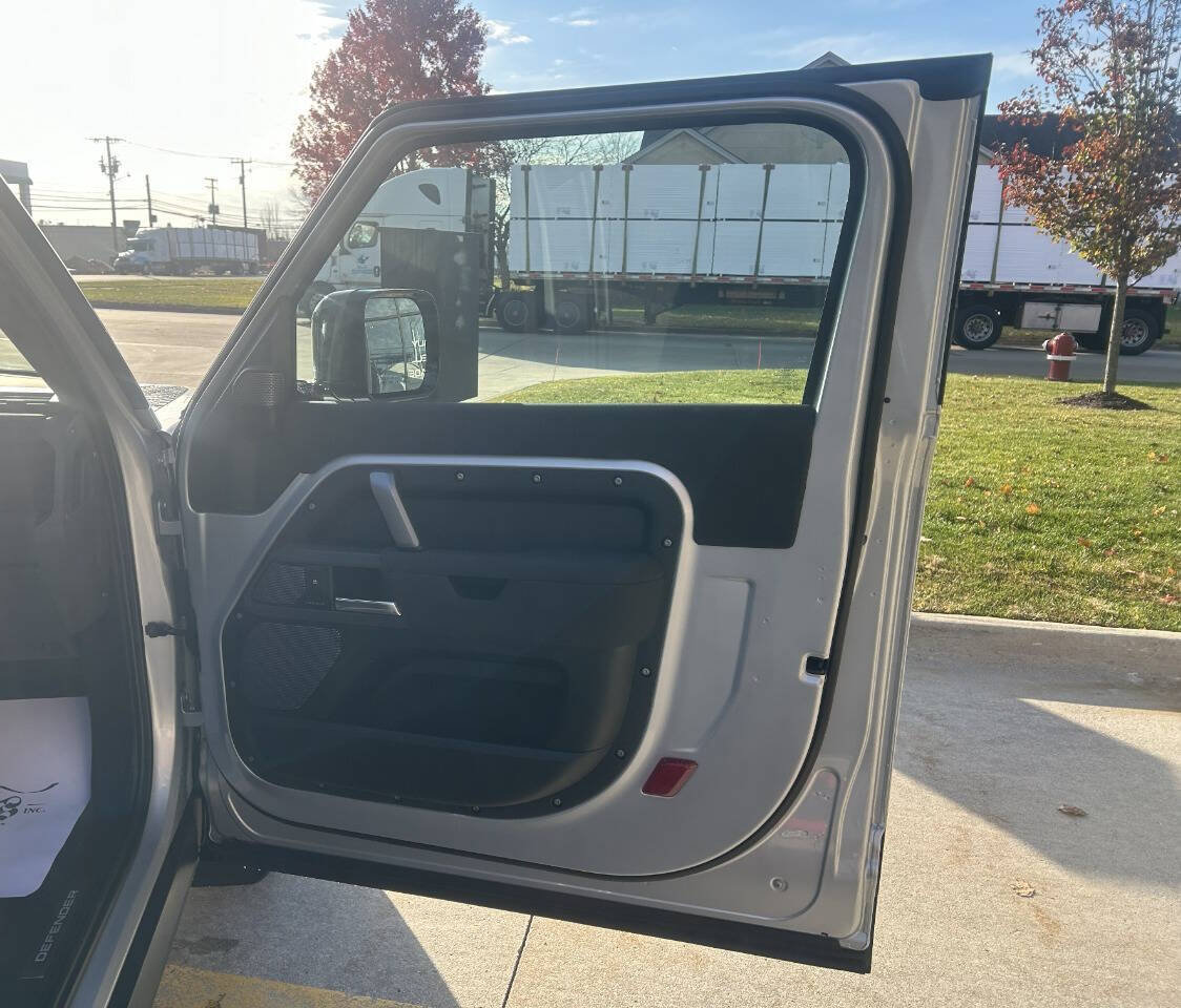 Used 2022 Land Rover Defender 90 X-Dynamic S image 32