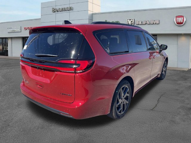 New 2027 Chrysler Pacifica Limited FWD image 3