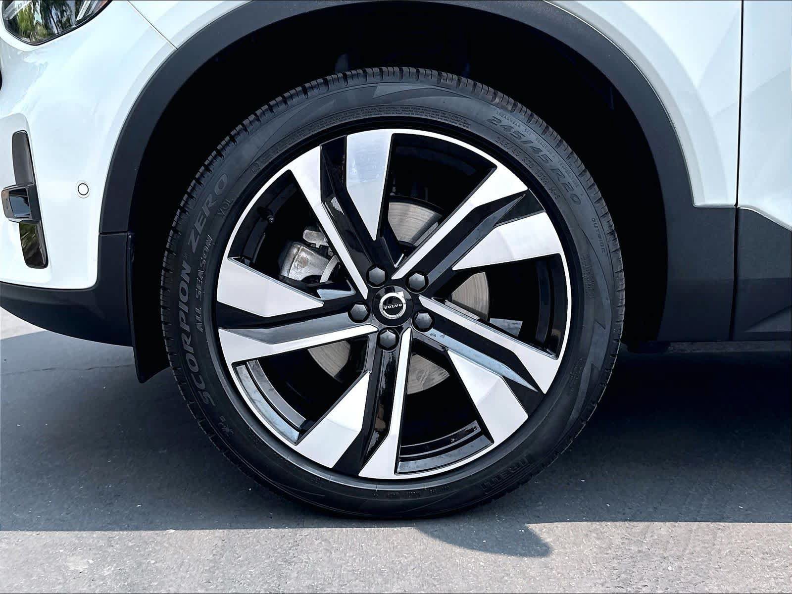 Used 2025 Volvo XC40 B5 Ultra AWD/4WD image 12