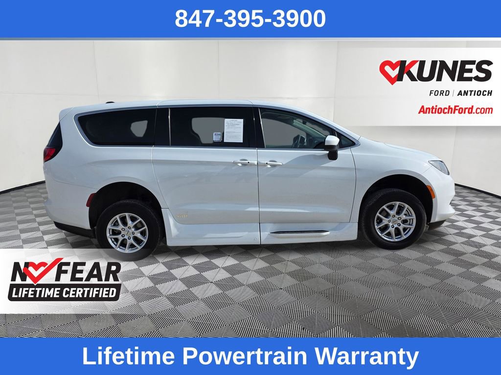Used 2023 Chrysler Voyager LX image 8