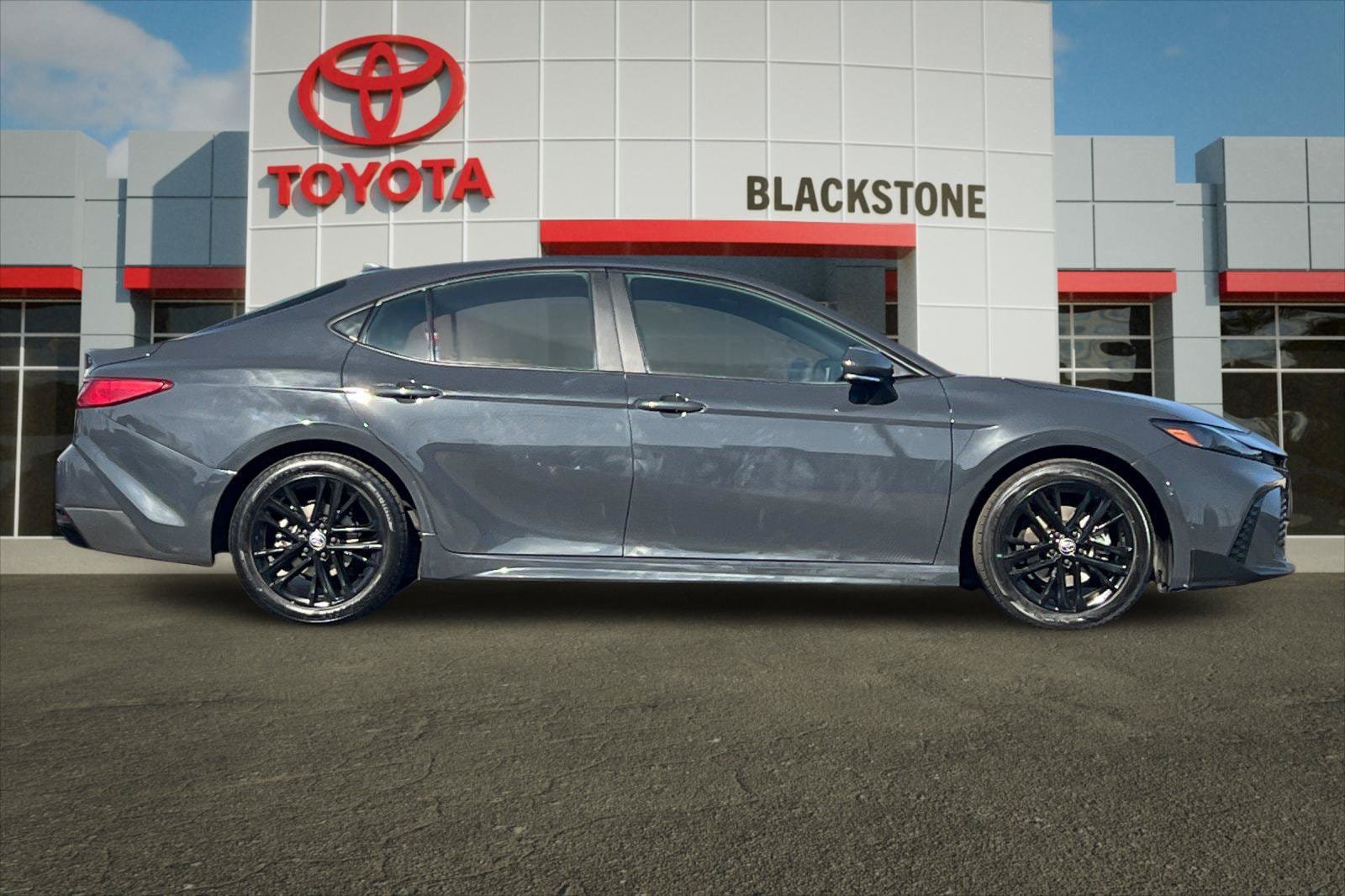 Used 2025 Toyota Camry SE FWD image 2