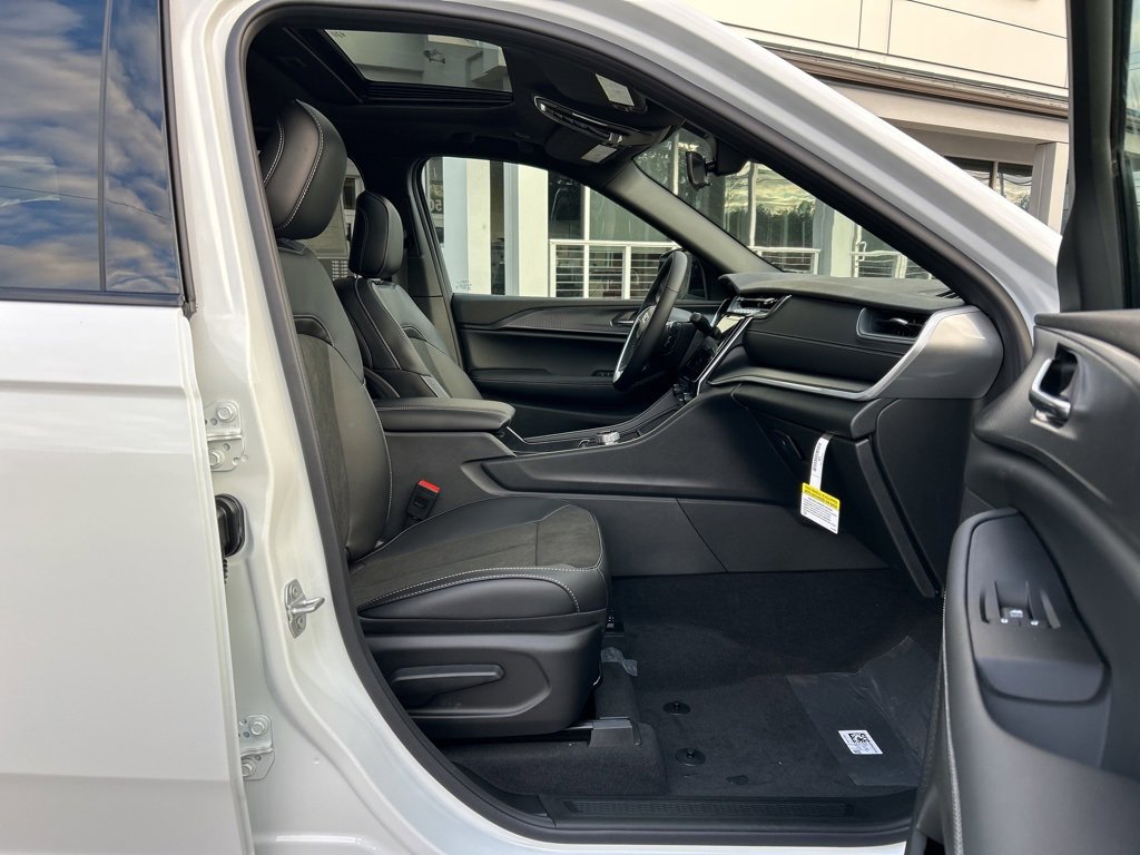 New 2025 Jeep Grand Cherokee Altitude image 8