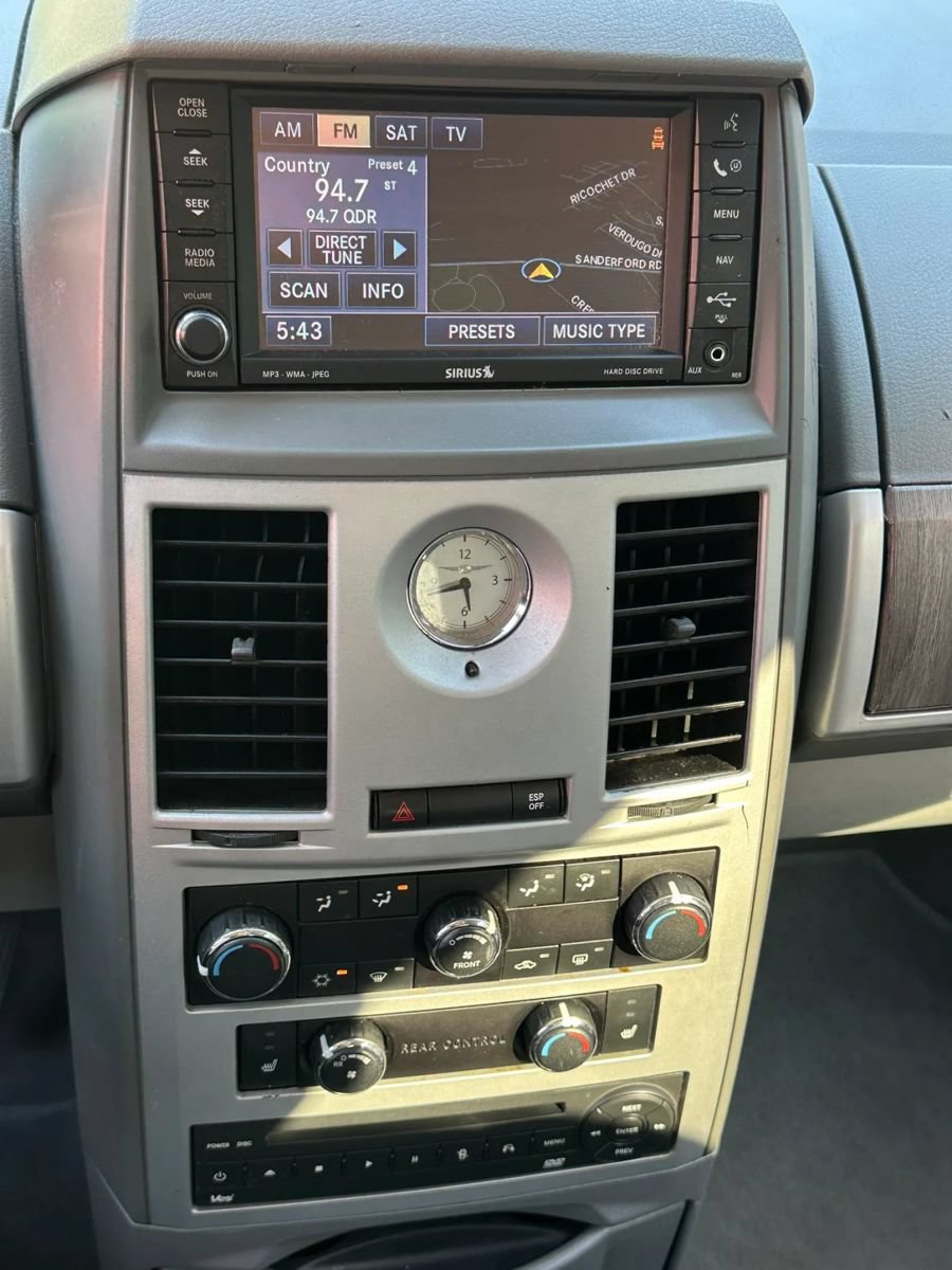 Used 2008 Chrysler Town & Country Touring FWD image 20