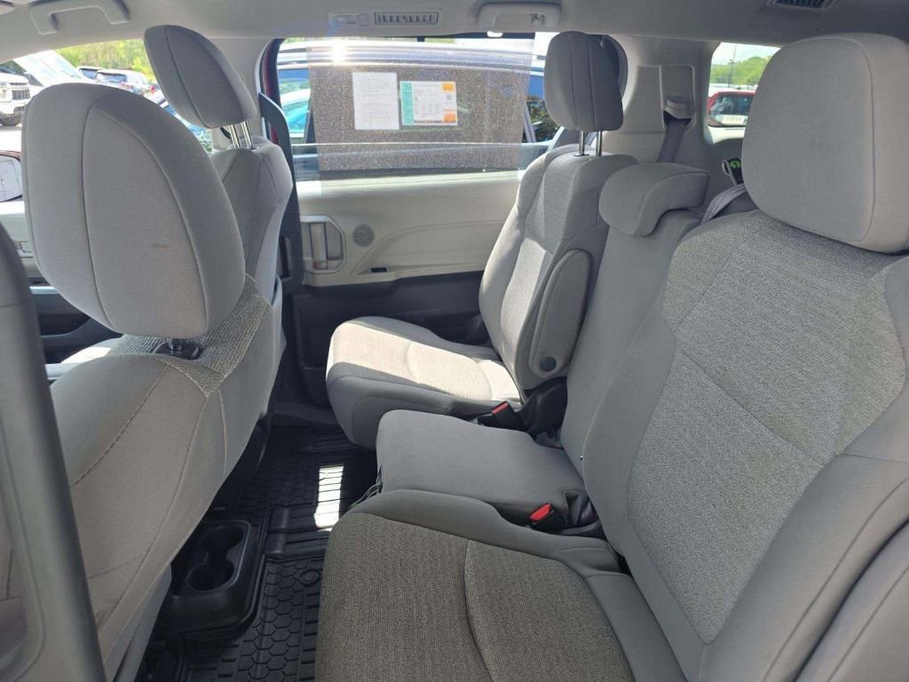 Used 2024 Toyota Sienna LE FWD image 3