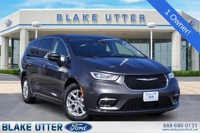 Used 2023 Chrysler Pacifica Touring-L image 1