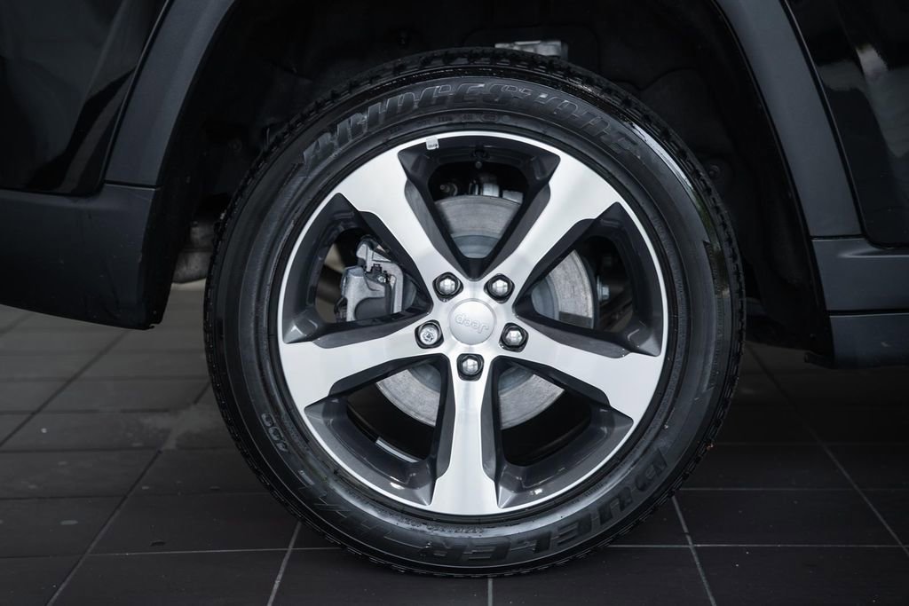 Certified 2023 Jeep Grand Cherokee 4WD 4xe w/ Luxury Tech Group II image 23