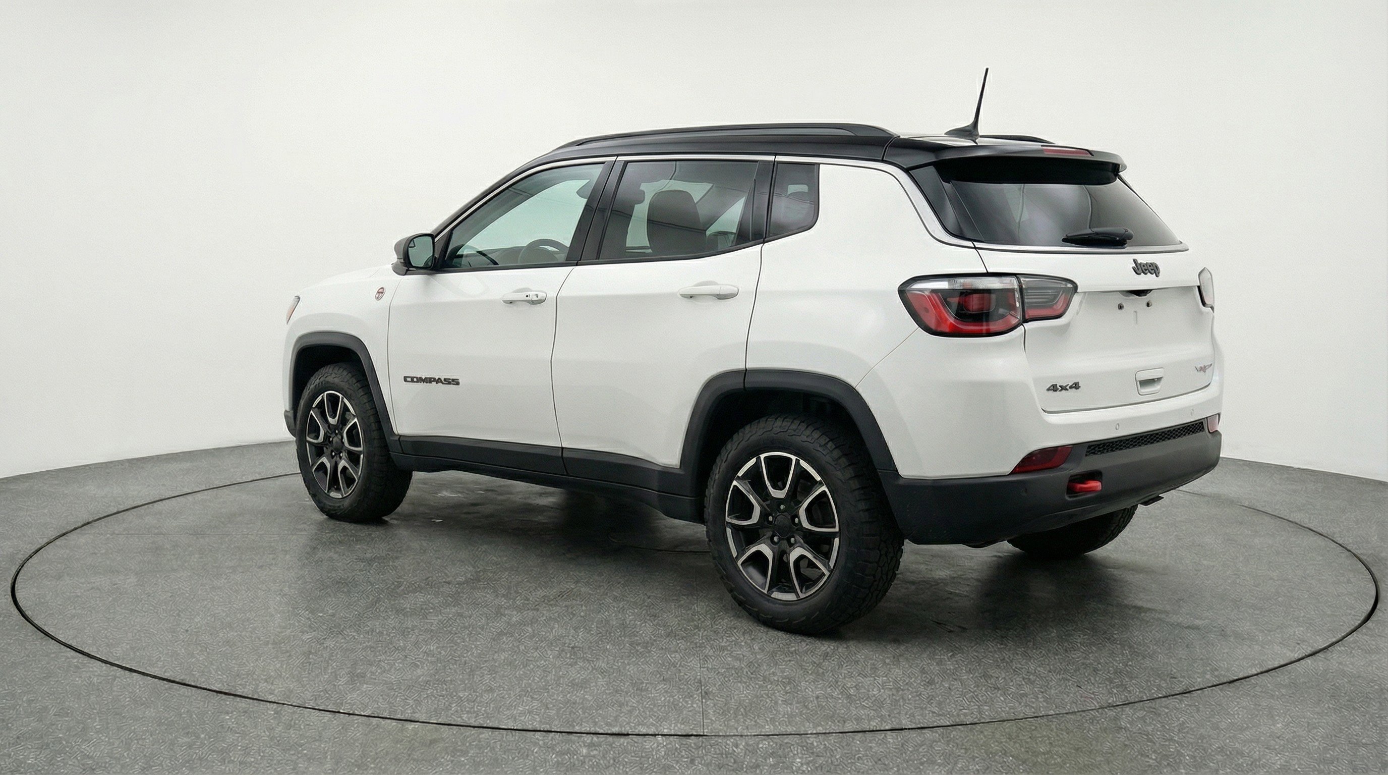 Used 2025 Jeep Compass Trailhawk AWD/4WD image 6