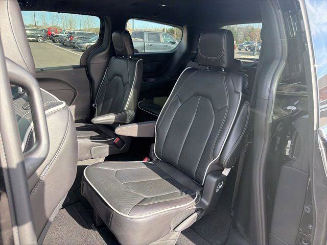 Certified 2026 Chrysler Pacifica Limited FWD image 9