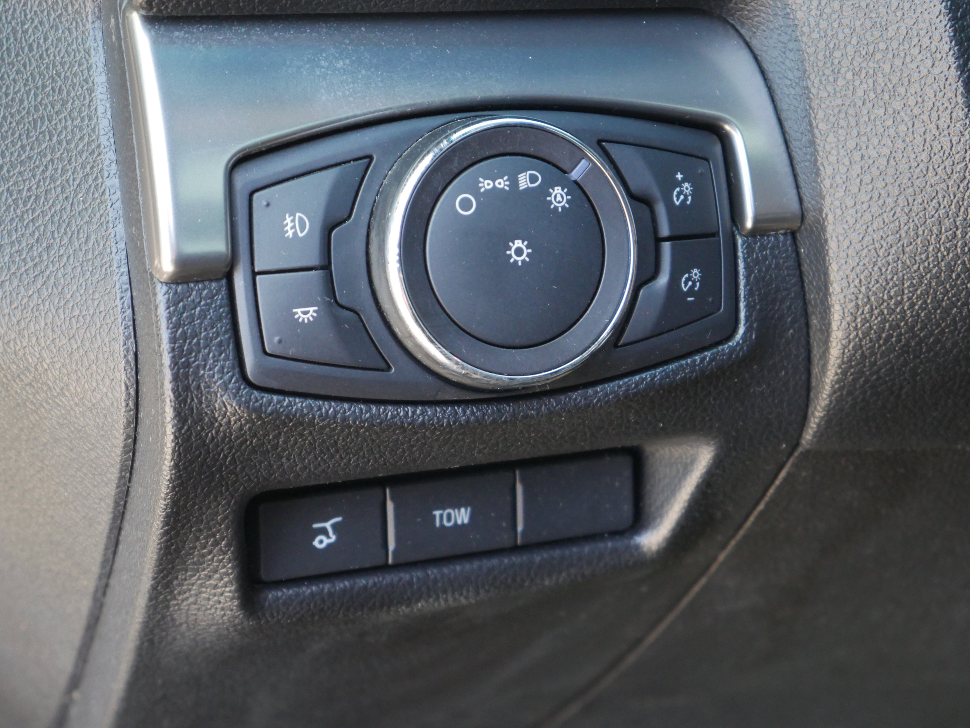 Used 2018 Ford Explorer XLT w/ Equipment Group 202A AWD/4WD image 6