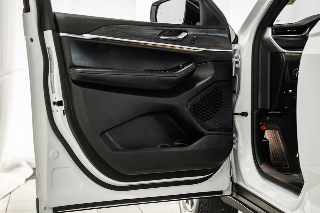 Used 2024 Jeep Grand Cherokee L Limited image 46