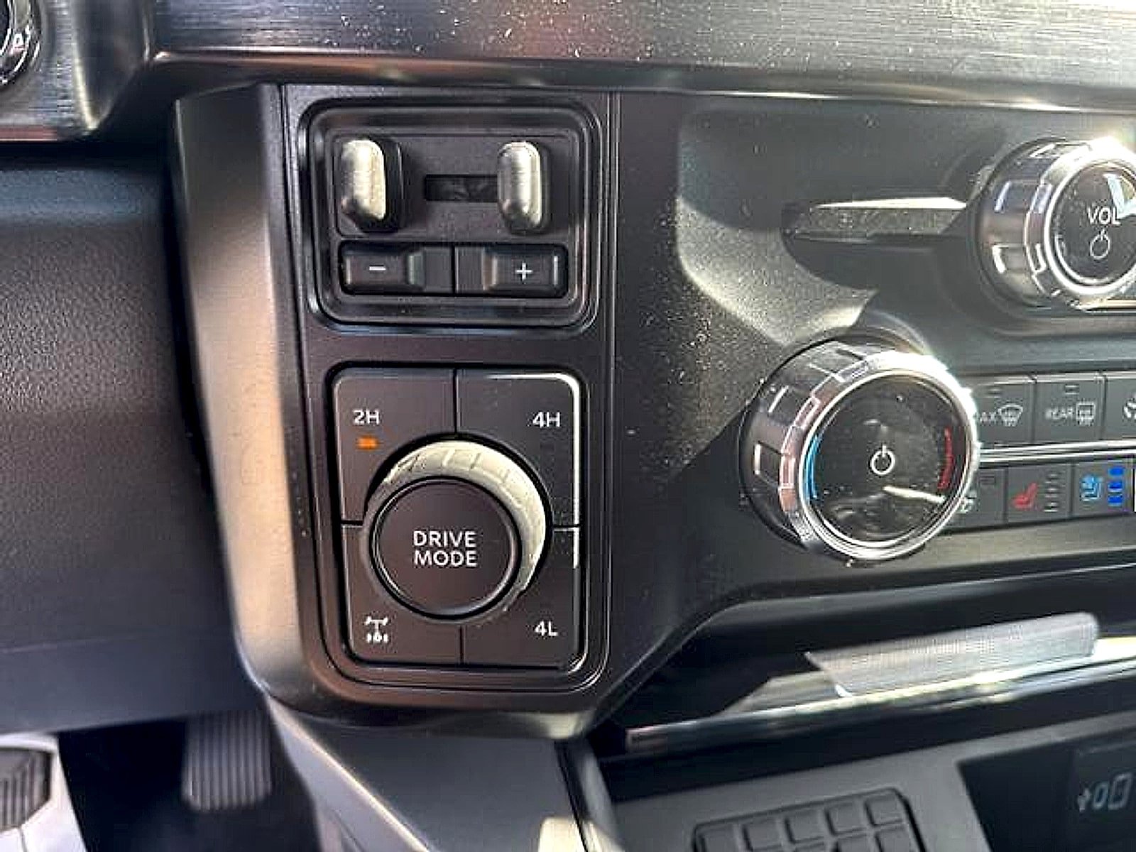 New 2025 Ford F250 Lariat w/ Lariat Ultimate Package AWD/4WD image 24