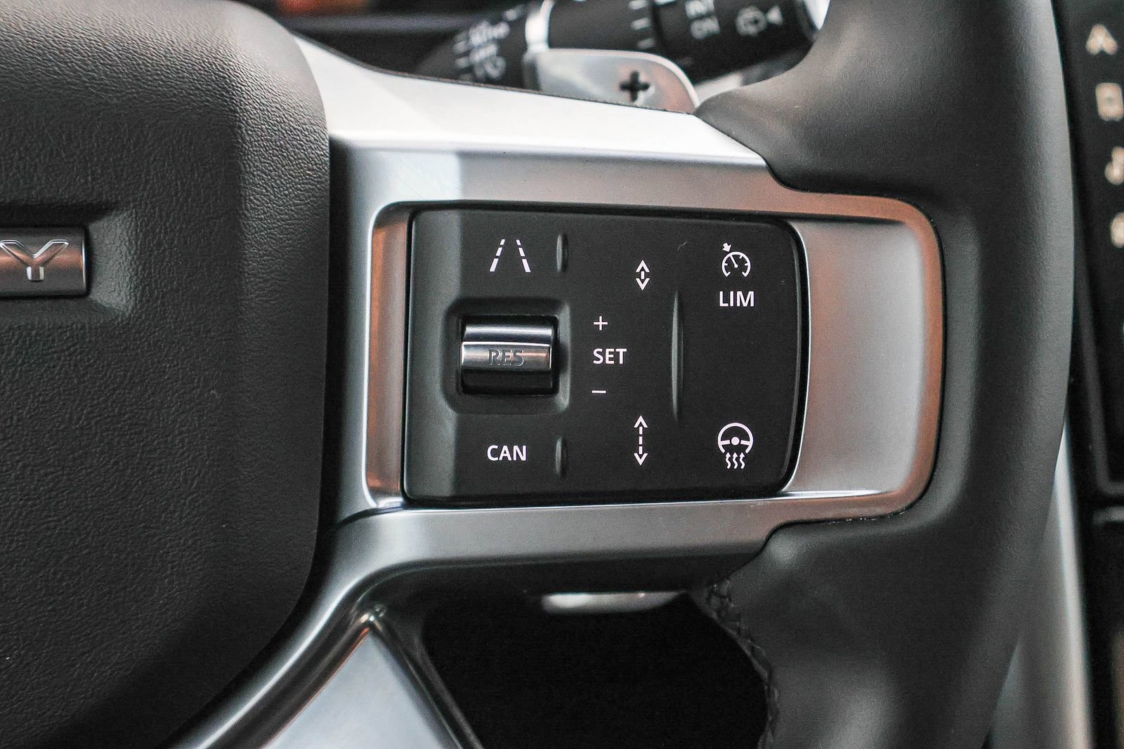 Used 2024 Land Rover Discovery Dynamic SE image 34