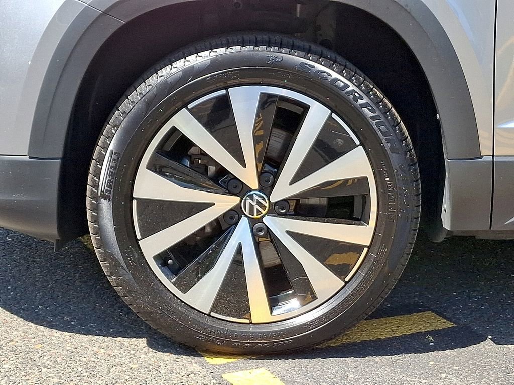 Certified 2023 Volkswagen Taos SE w/ Panoramic Sunroof Package AWD/4WD image 8