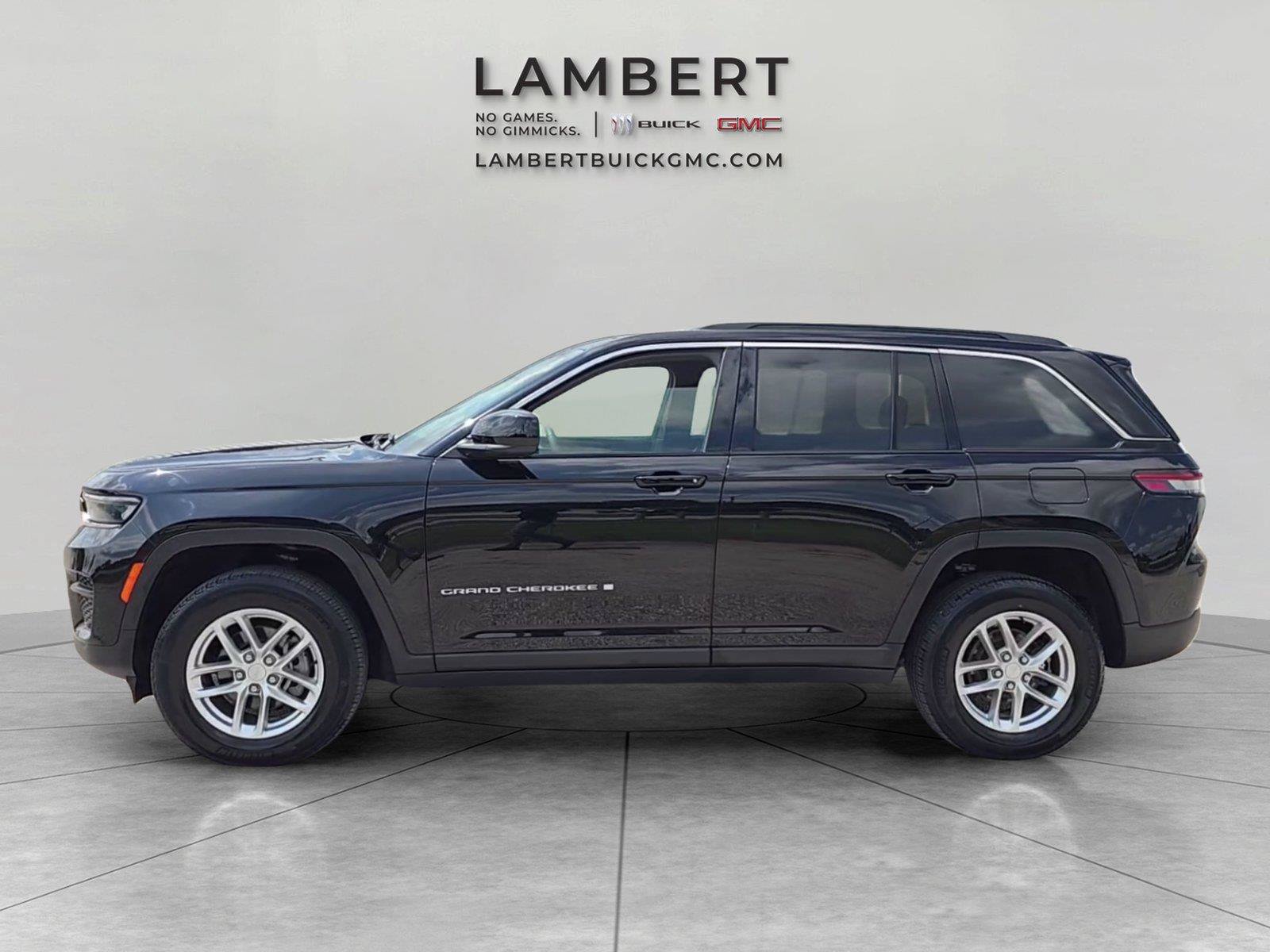 Used 2024 Jeep Grand Cherokee Laredo X AWD/4WD image 2