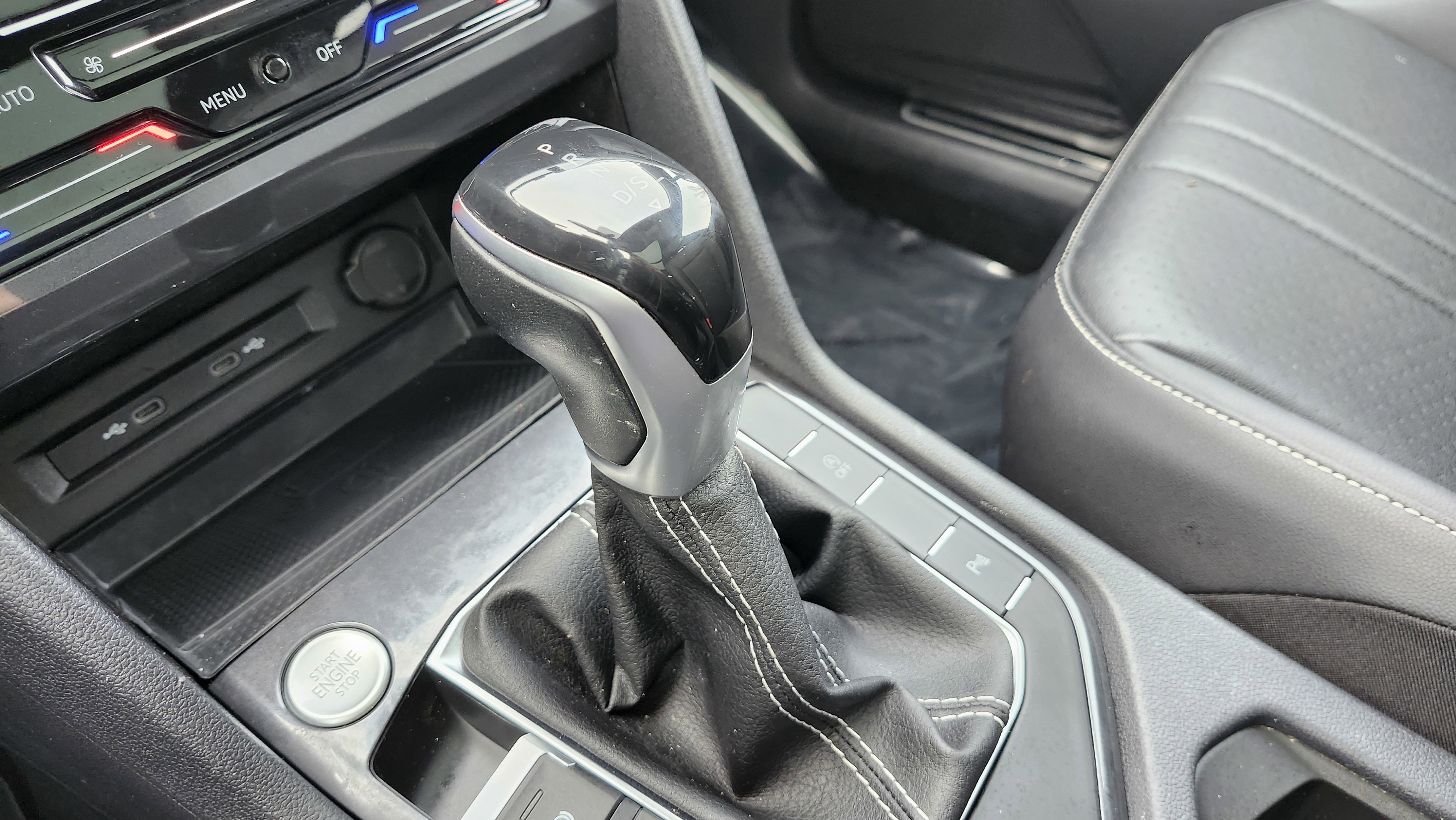 Used 2023 Volkswagen Tiguan SE R-Line image 32