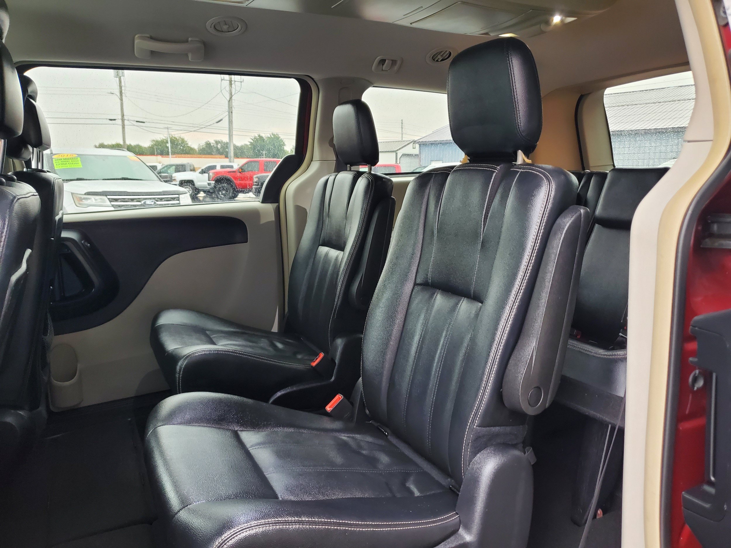Used 2016 Chrysler Town & Country Touring FWD image 25