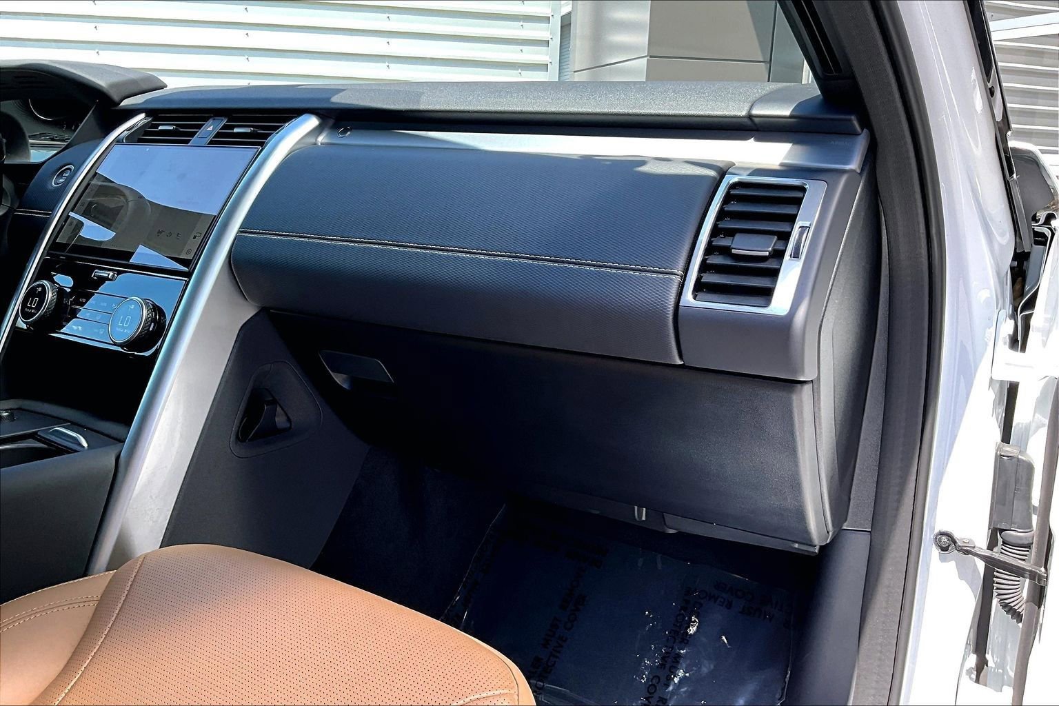 Used 2025 Land Rover Discovery Dynamic SE image 15