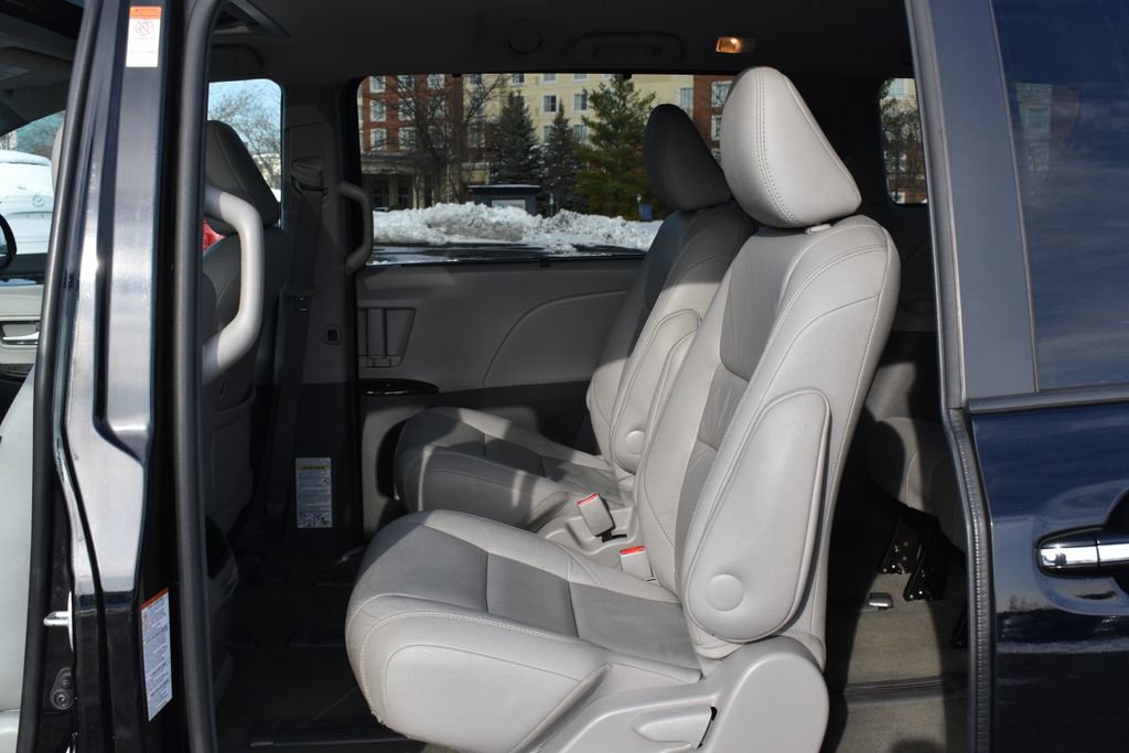 Used 2016 Toyota Sienna XLE image 25