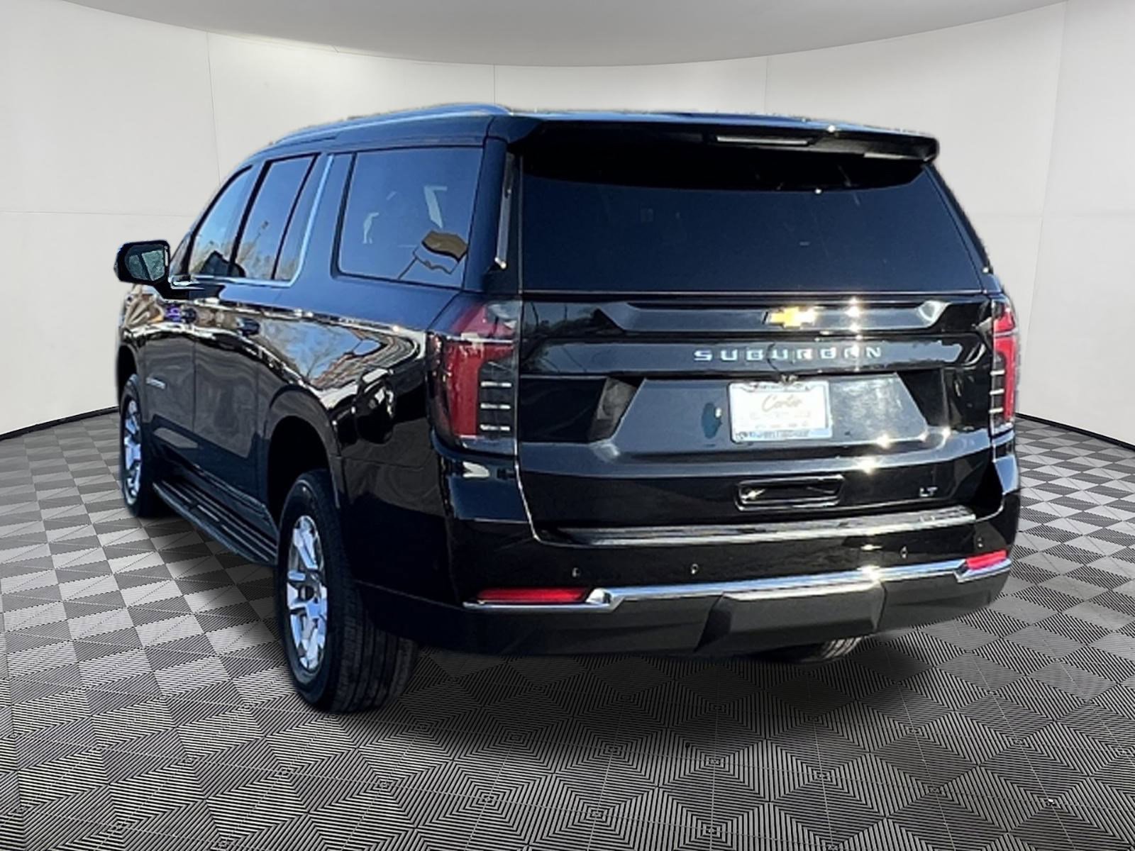 Used 2025 Chevrolet Suburban LT image 4